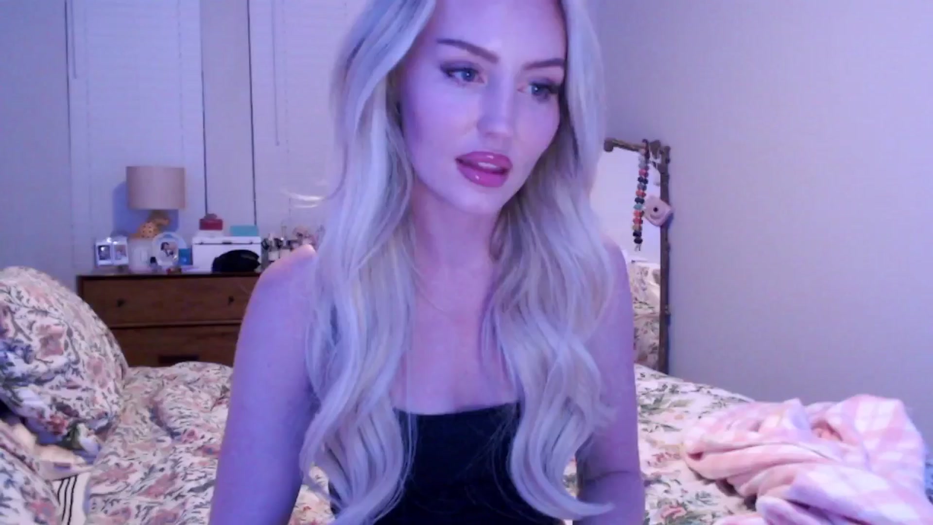 Gallery image thumbnail from Officialelsa's myfreecams stream on, 12/16/2024, 02:32 image 17 of 20