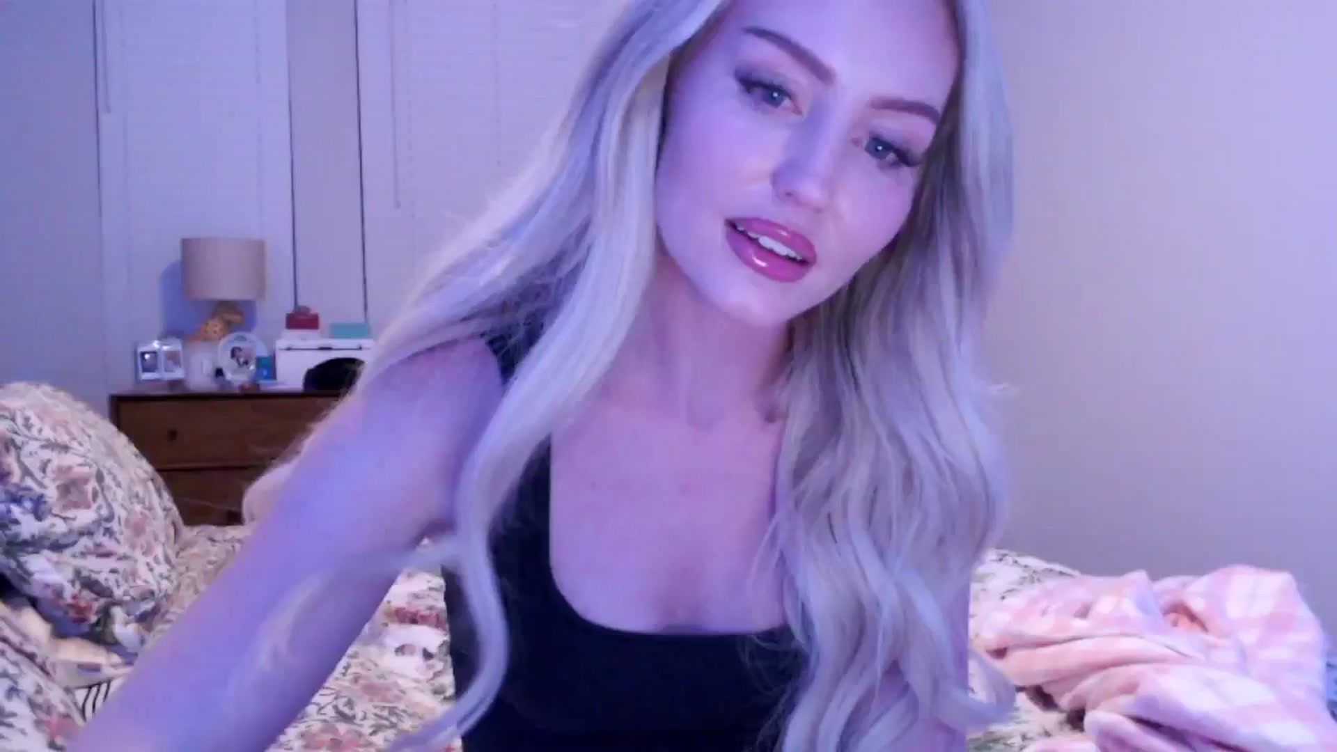 Gallery image thumbnail from Officialelsa's myfreecams stream on, 12/16/2024, 02:32 image 18 of 20