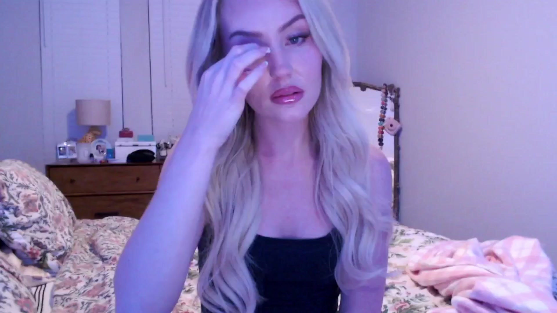 Gallery image thumbnail from Officialelsa's myfreecams stream on, 12/16/2024, 02:32 image 12 of 20
