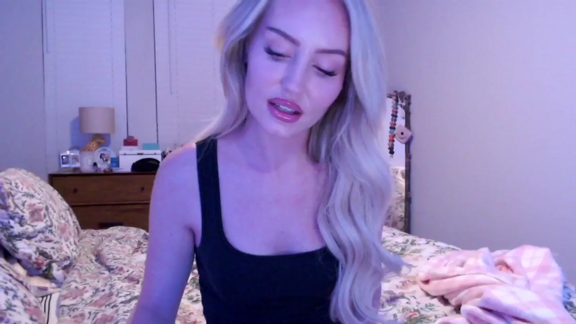 Gallery image thumbnail from Officialelsa's myfreecams stream on, 12/16/2024, 02:32 image 5 of 20