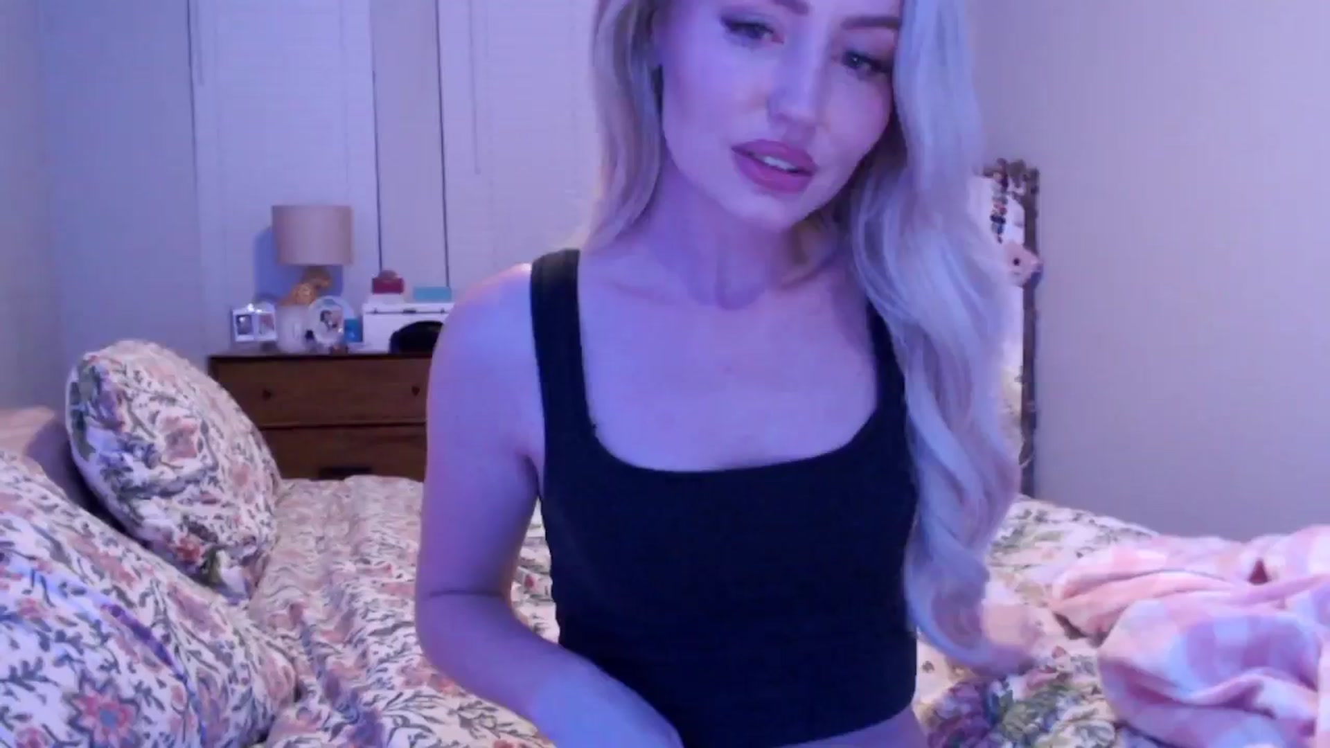 Gallery image thumbnail from Officialelsa's myfreecams stream on, 12/16/2024, 03:52 image 14 of 20
