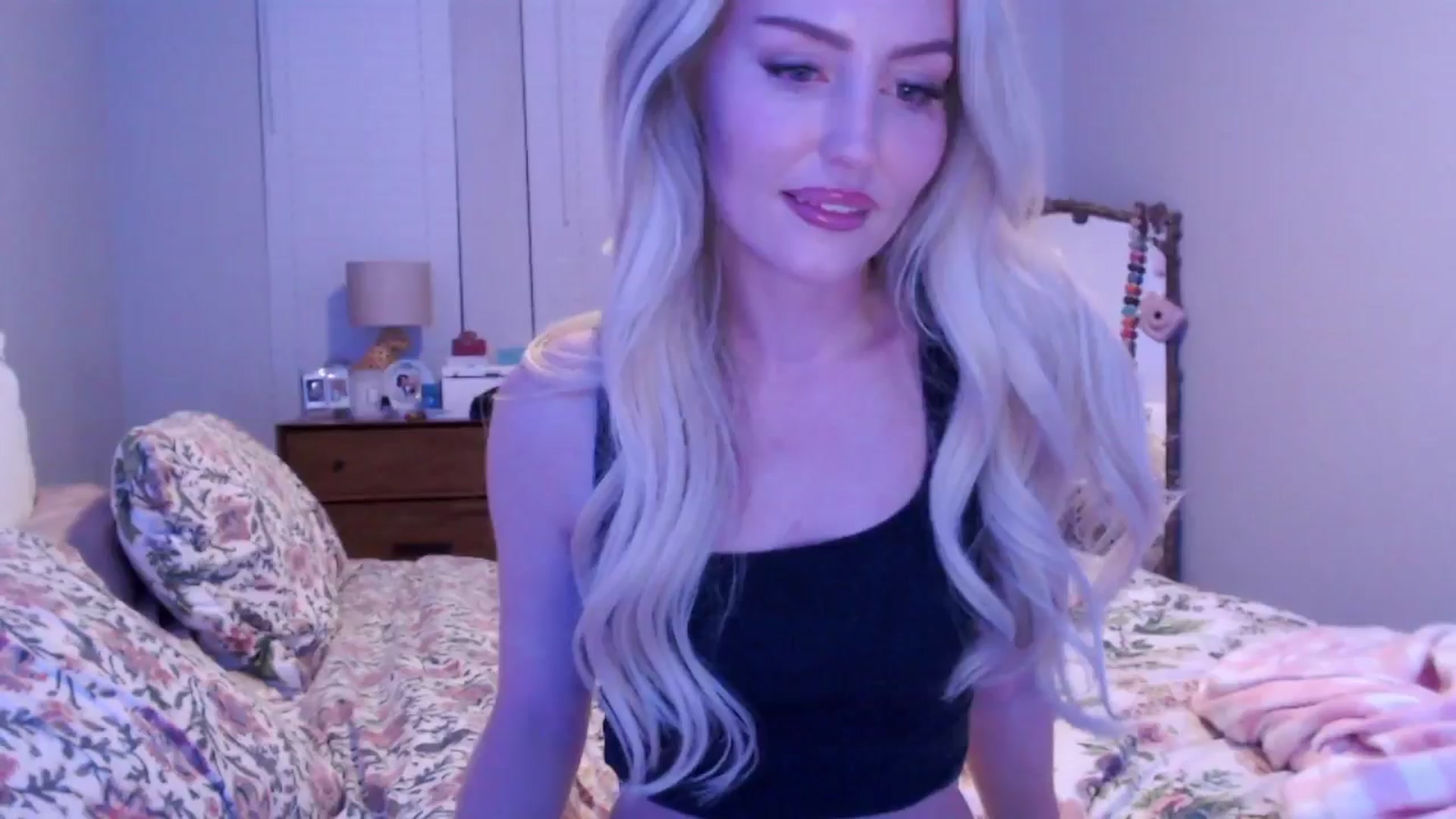 Gallery image thumbnail from Officialelsa's myfreecams stream on, 12/16/2024, 03:52 image 17 of 20
