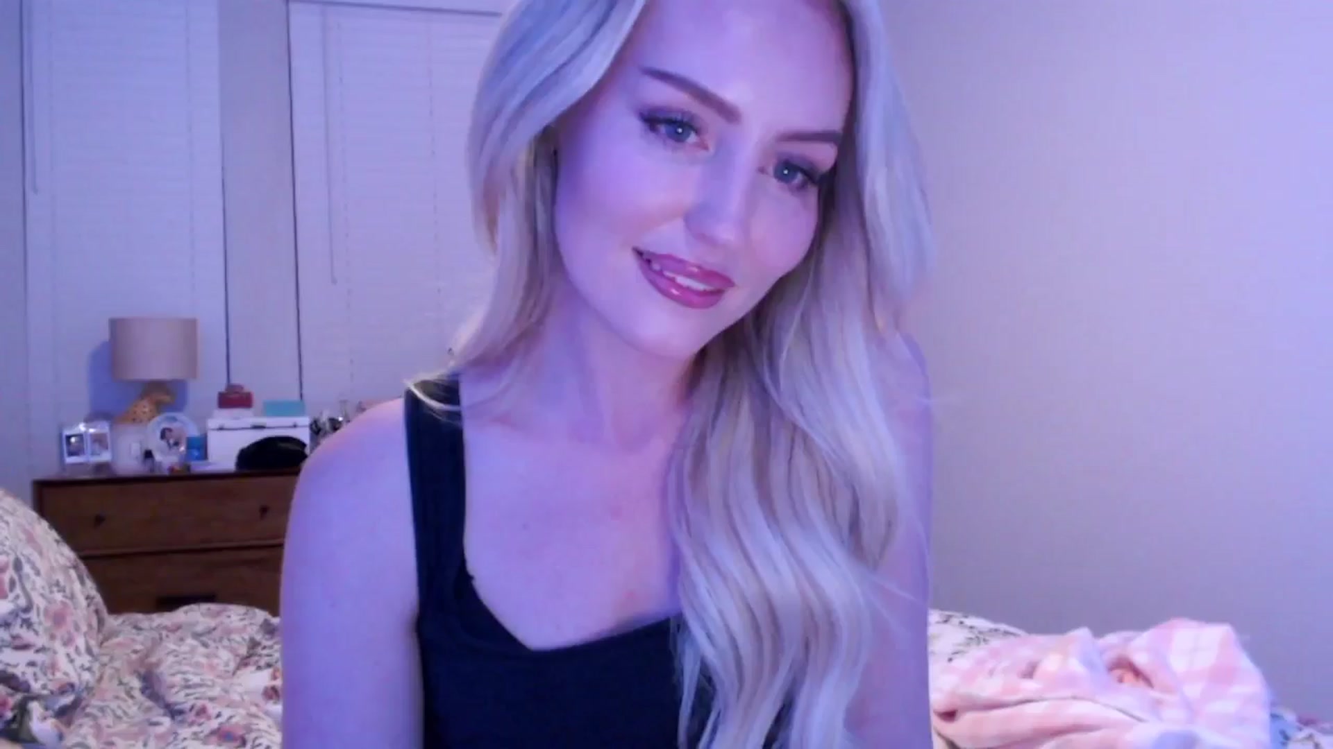 Gallery image thumbnail from Officialelsa's myfreecams stream on, 12/16/2024, 03:52 image 4 of 20