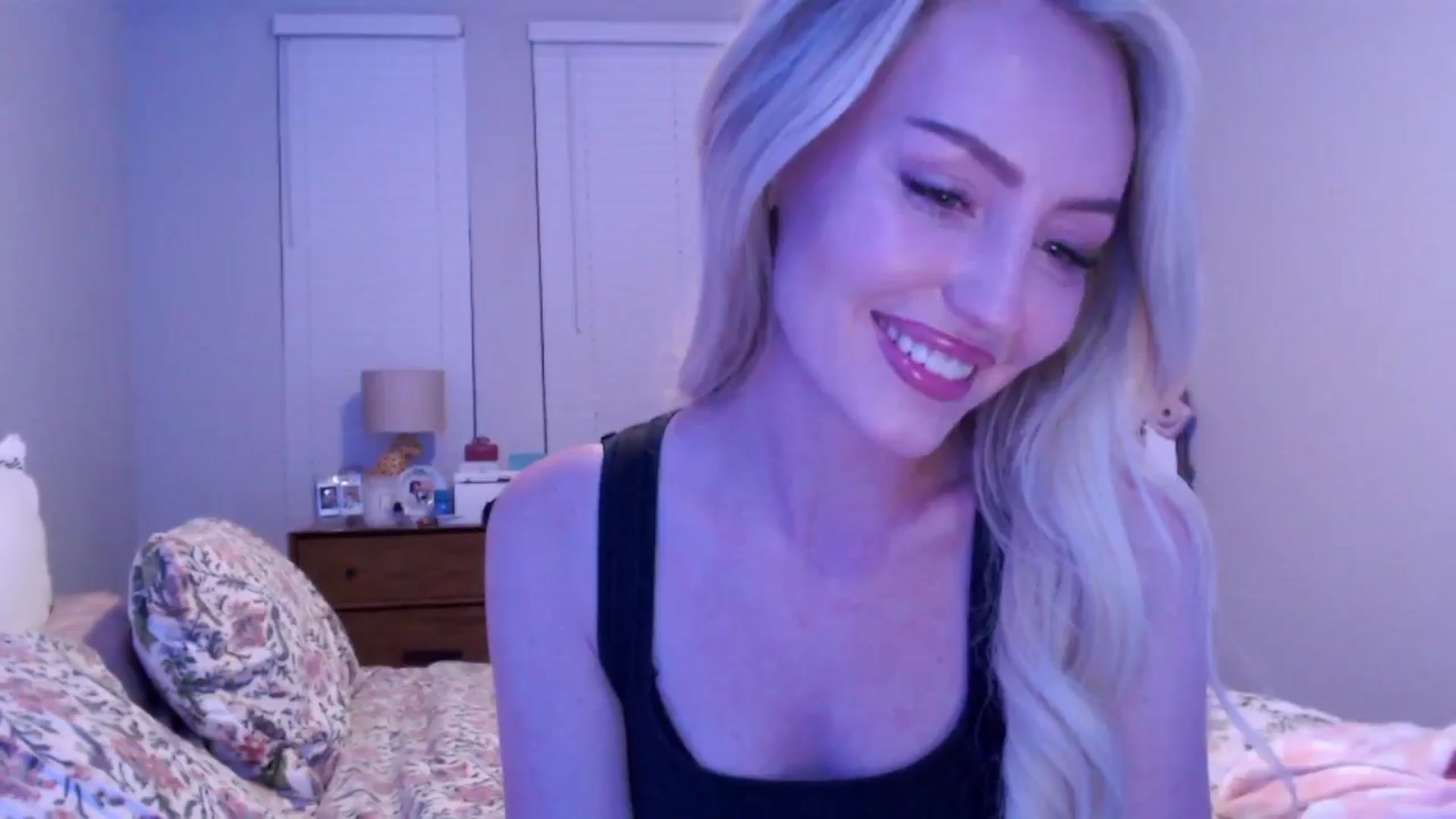 Gallery image thumbnail from Officialelsa's myfreecams stream on, 12/16/2024, 03:52 image 11 of 20