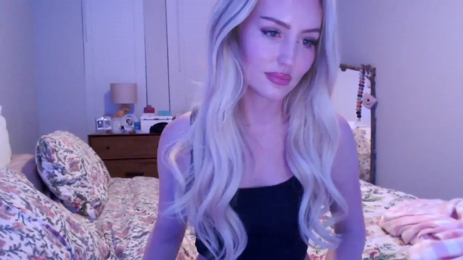 Gallery image thumbnail from Officialelsa's myfreecams stream on, 12/16/2024, 03:52 image 18 of 20