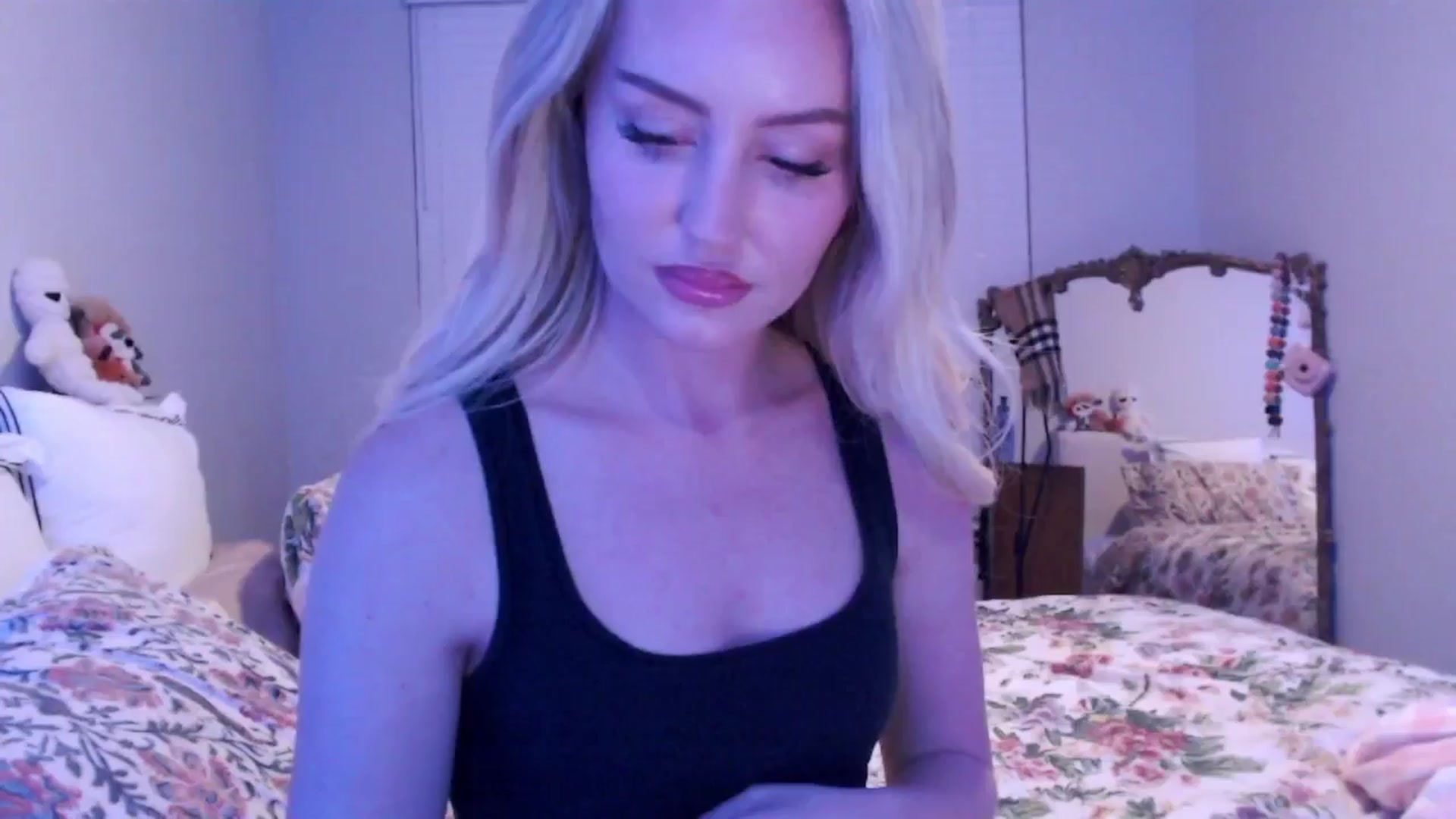 Gallery image thumbnail from Officialelsa's myfreecams stream on, 12/16/2024, 03:52 image 9 of 20