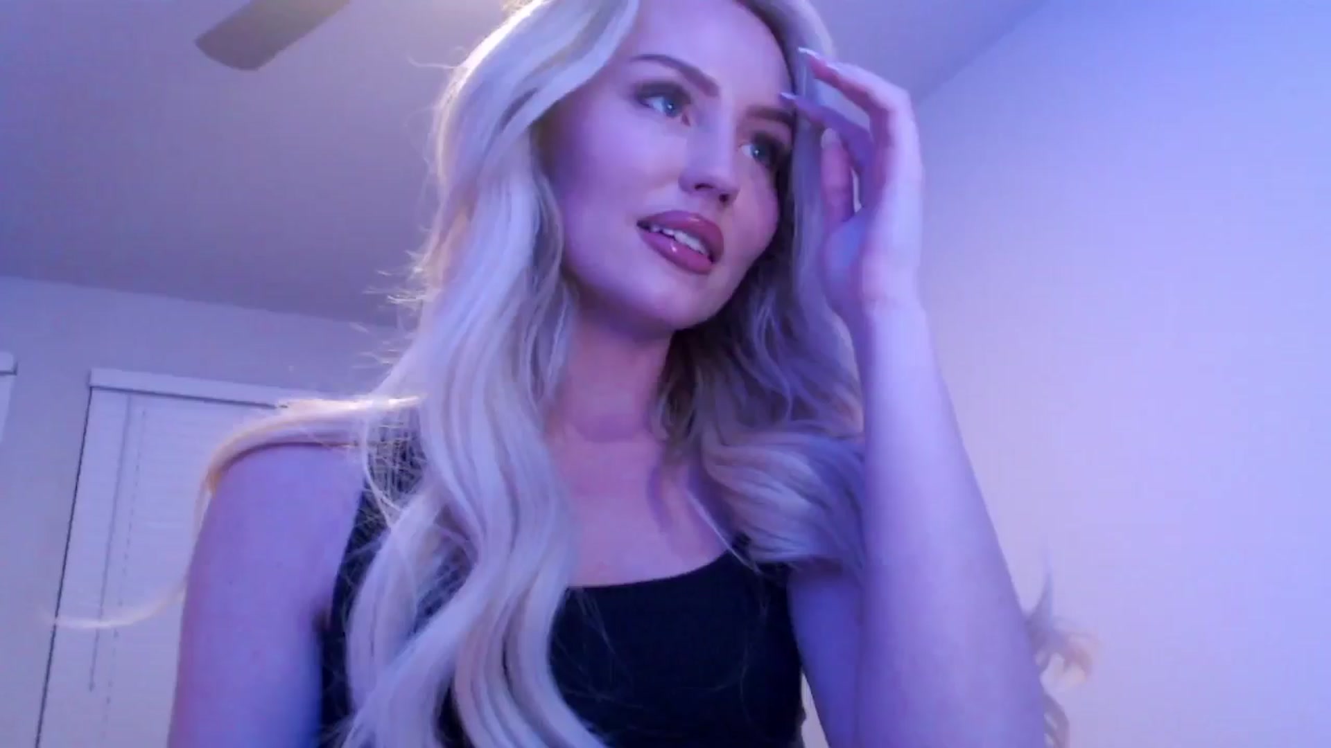 Gallery image thumbnail from Officialelsa's myfreecams stream on, 12/16/2024, 03:52 image 2 of 20