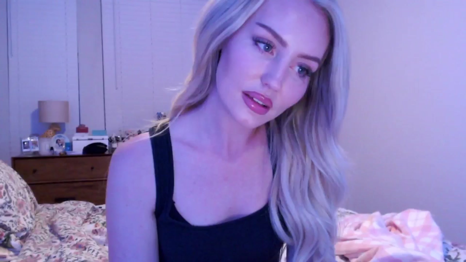 Gallery image thumbnail from Officialelsa's myfreecams stream on, 12/16/2024, 03:52 image 7 of 20