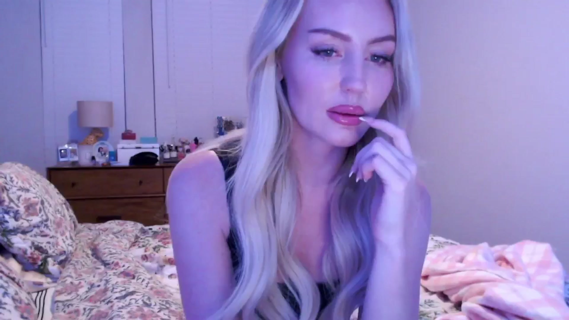 Gallery image thumbnail from Officialelsa's myfreecams stream on, 12/16/2024, 03:52 image 1 of 20