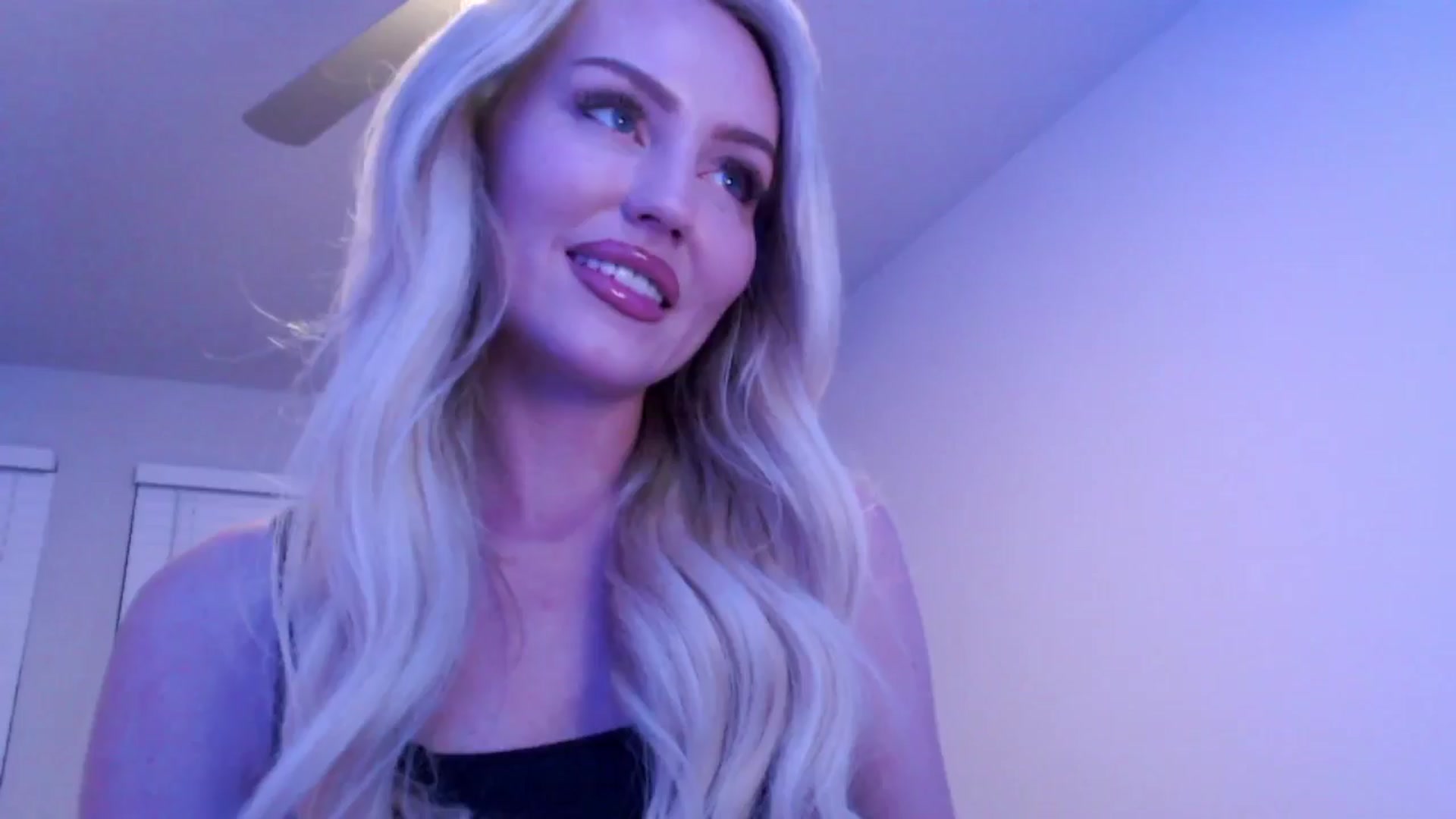 Gallery image thumbnail from Officialelsa's myfreecams stream on, 12/16/2024, 03:52 image 3 of 20
