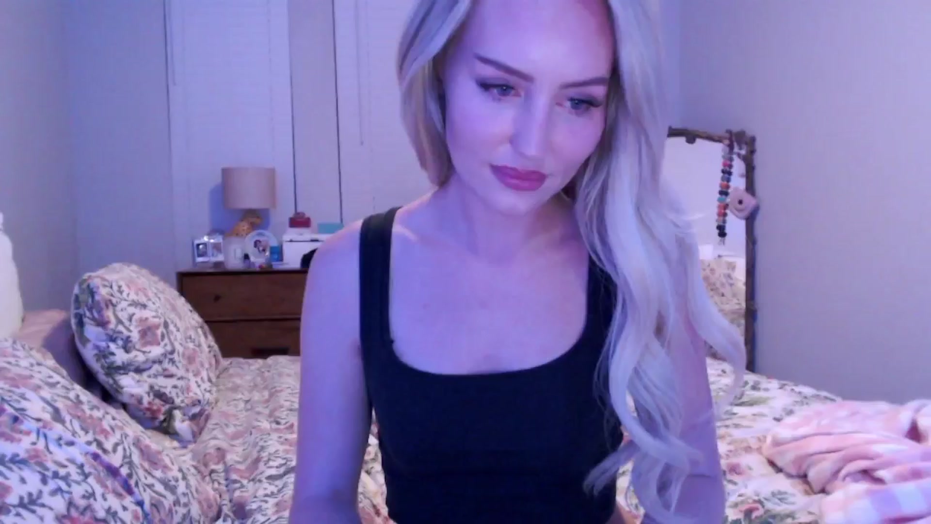 Gallery image thumbnail from Officialelsa's myfreecams stream on, 12/16/2024, 03:52 image 19 of 20