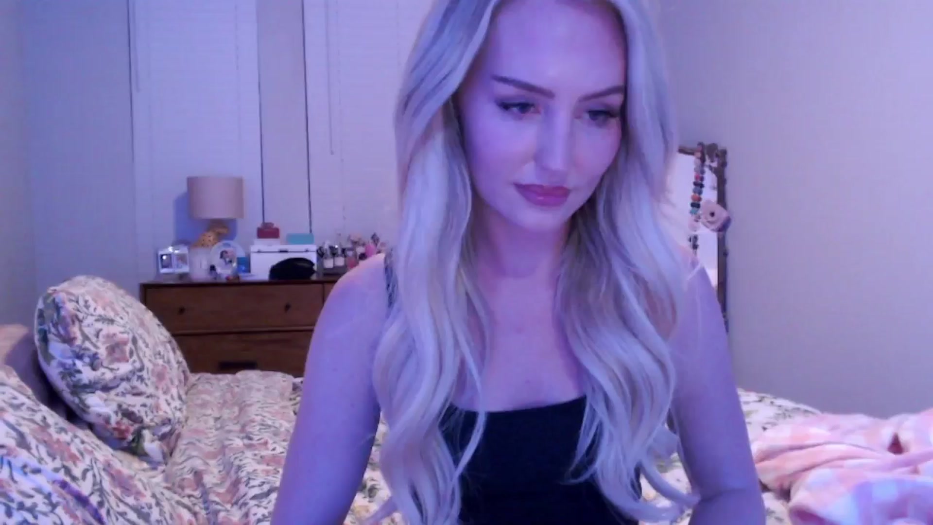 Gallery image thumbnail from Officialelsa's myfreecams stream on, 12/16/2024, 03:52 image 12 of 20