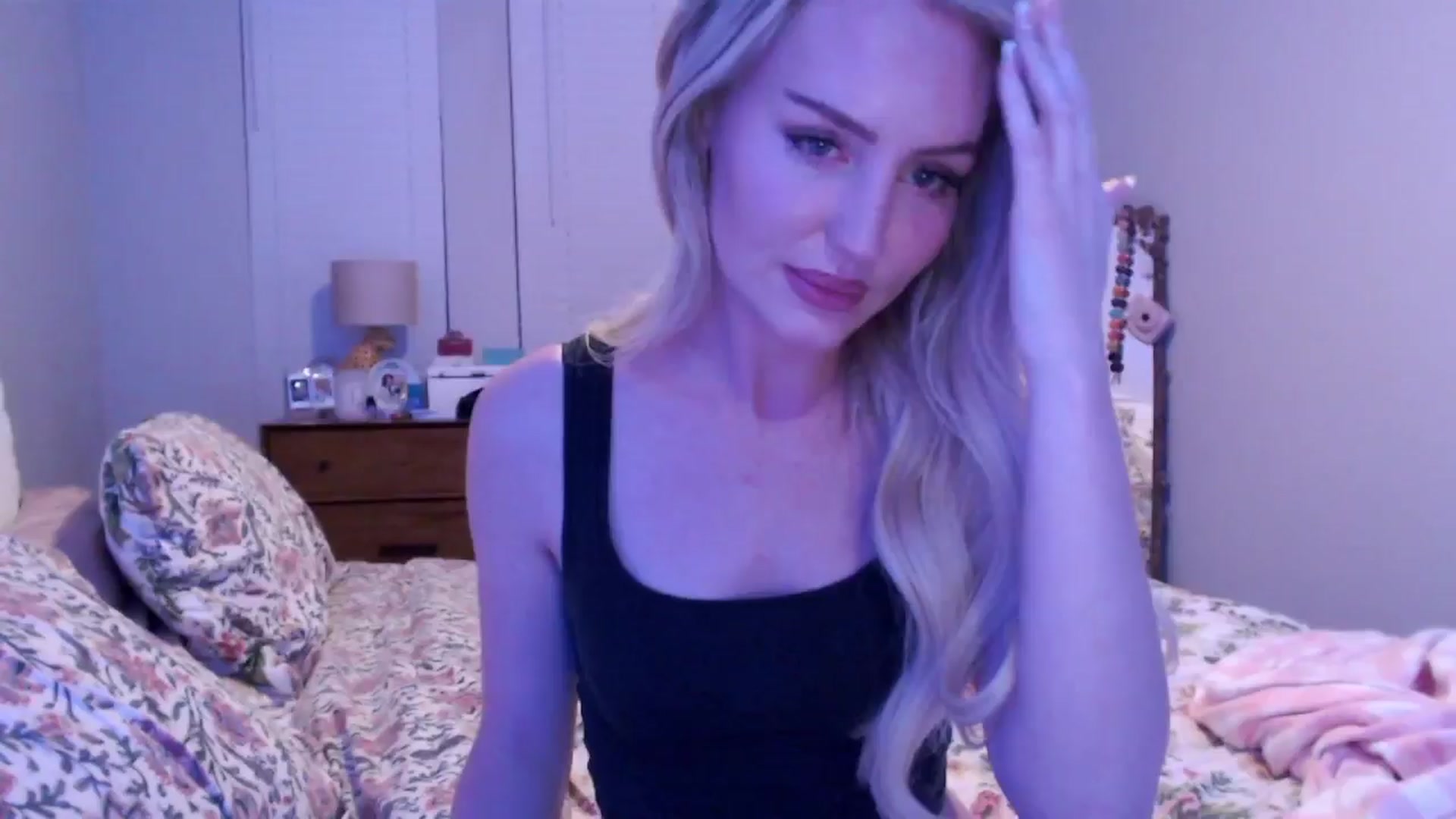 Gallery image thumbnail from Officialelsa's myfreecams stream on, 12/16/2024, 03:52 image 16 of 20