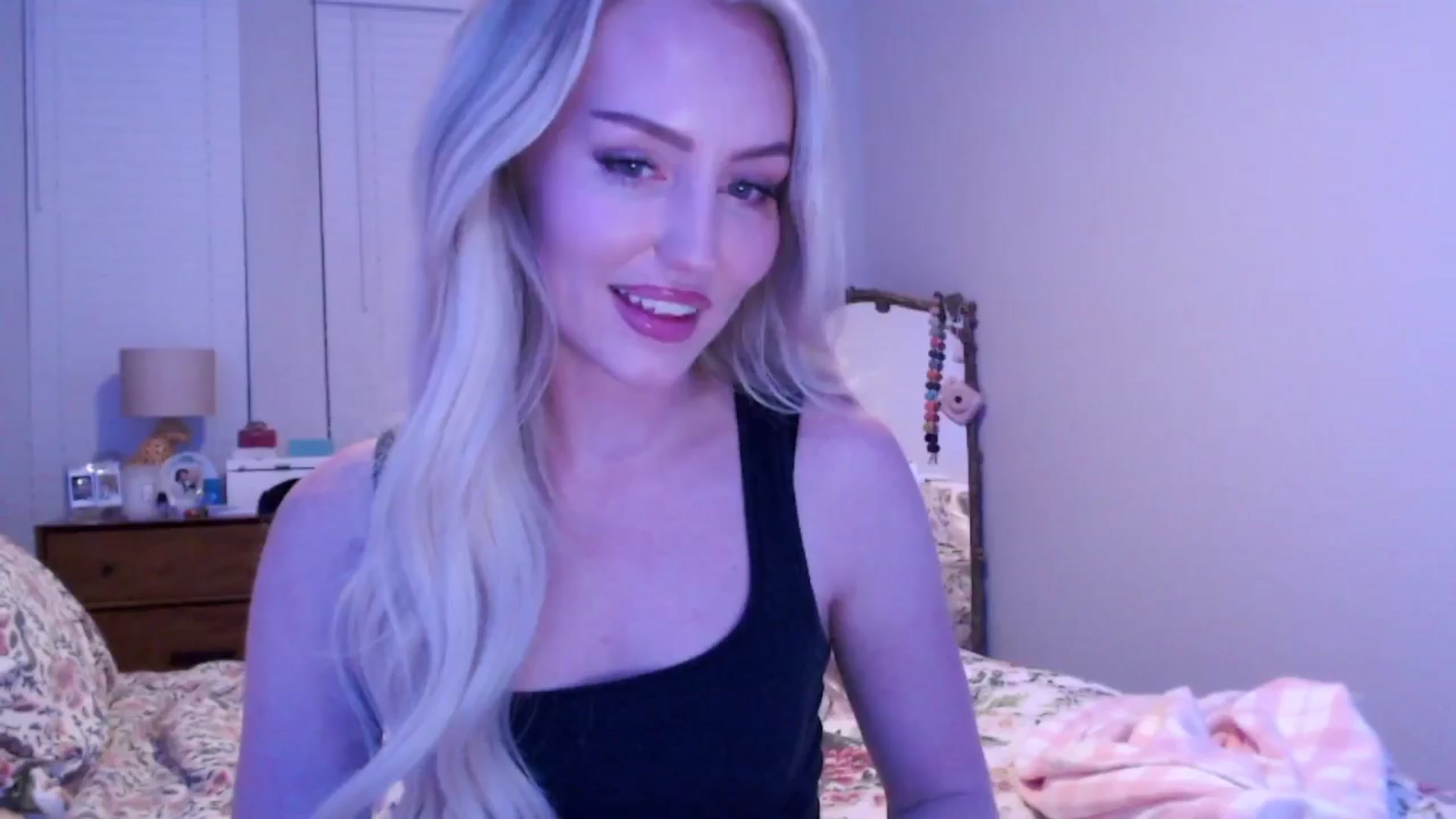 Gallery image thumbnail from Officialelsa's myfreecams stream on, 12/16/2024, 03:52 image 5 of 20