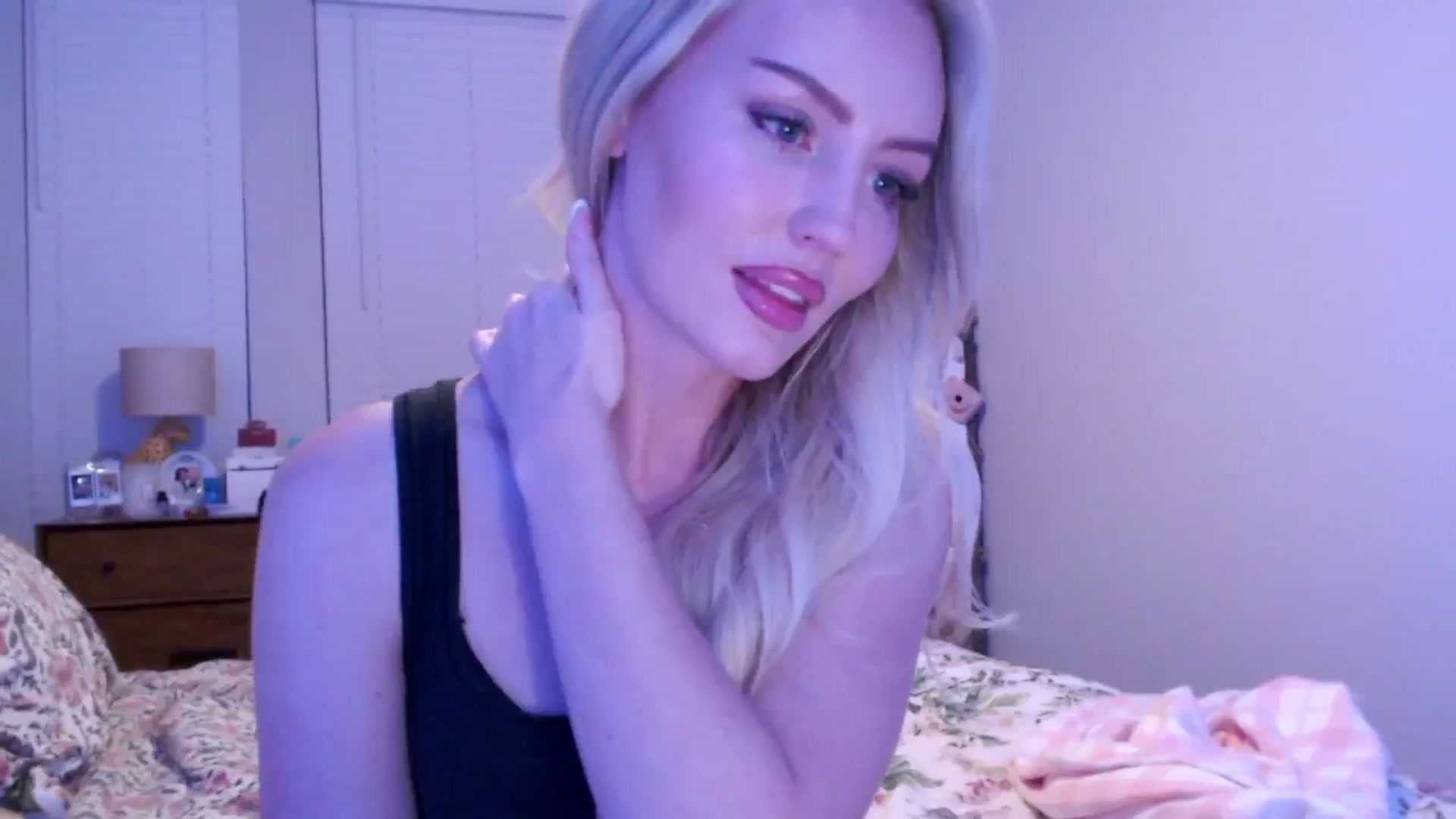 Gallery image thumbnail from Officialelsa's myfreecams stream on, 12/16/2024, 03:52 image 6 of 20