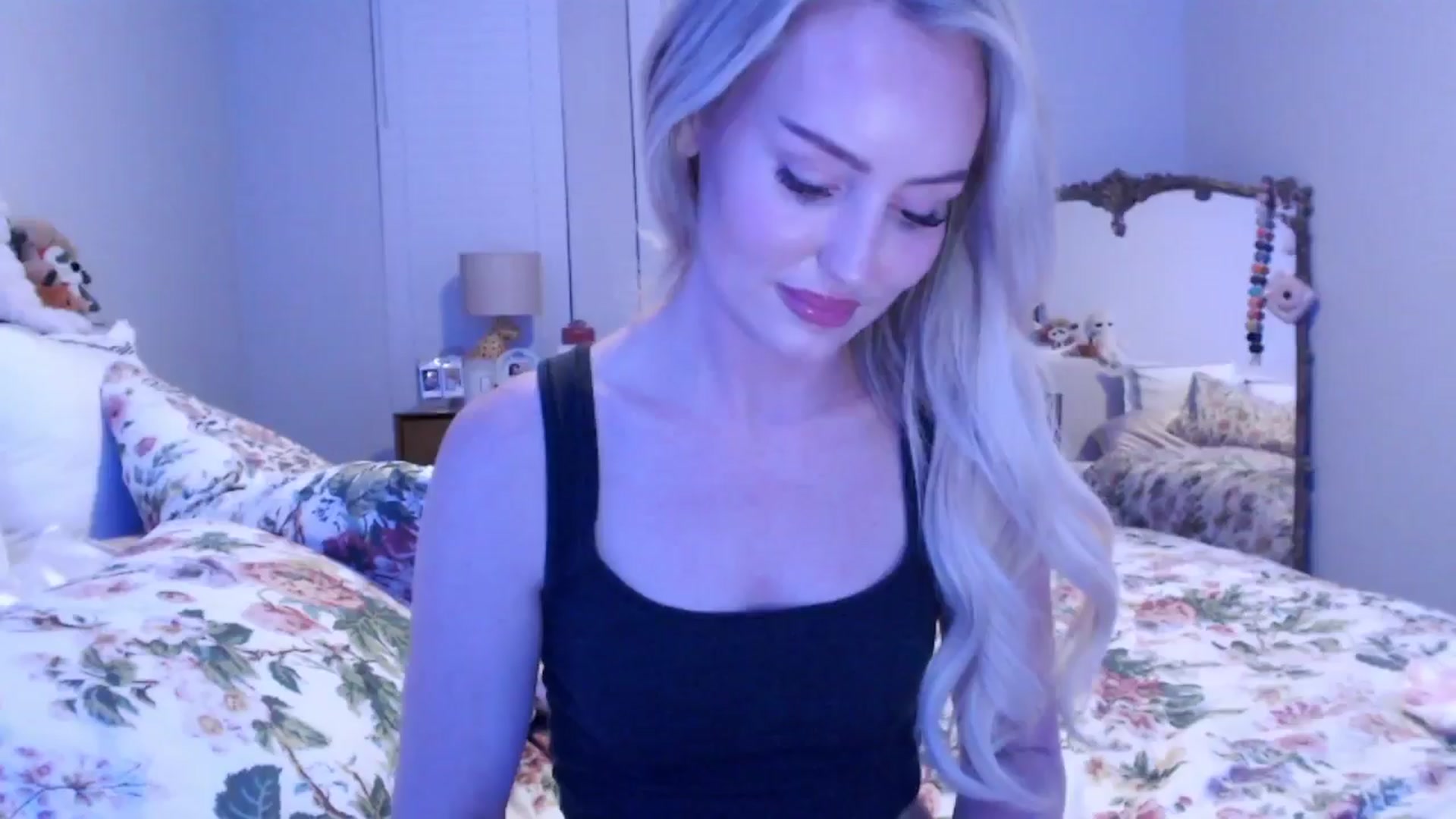 Gallery image thumbnail from Officialelsa's myfreecams stream on, 12/16/2024, 05:34 image 15 of 20