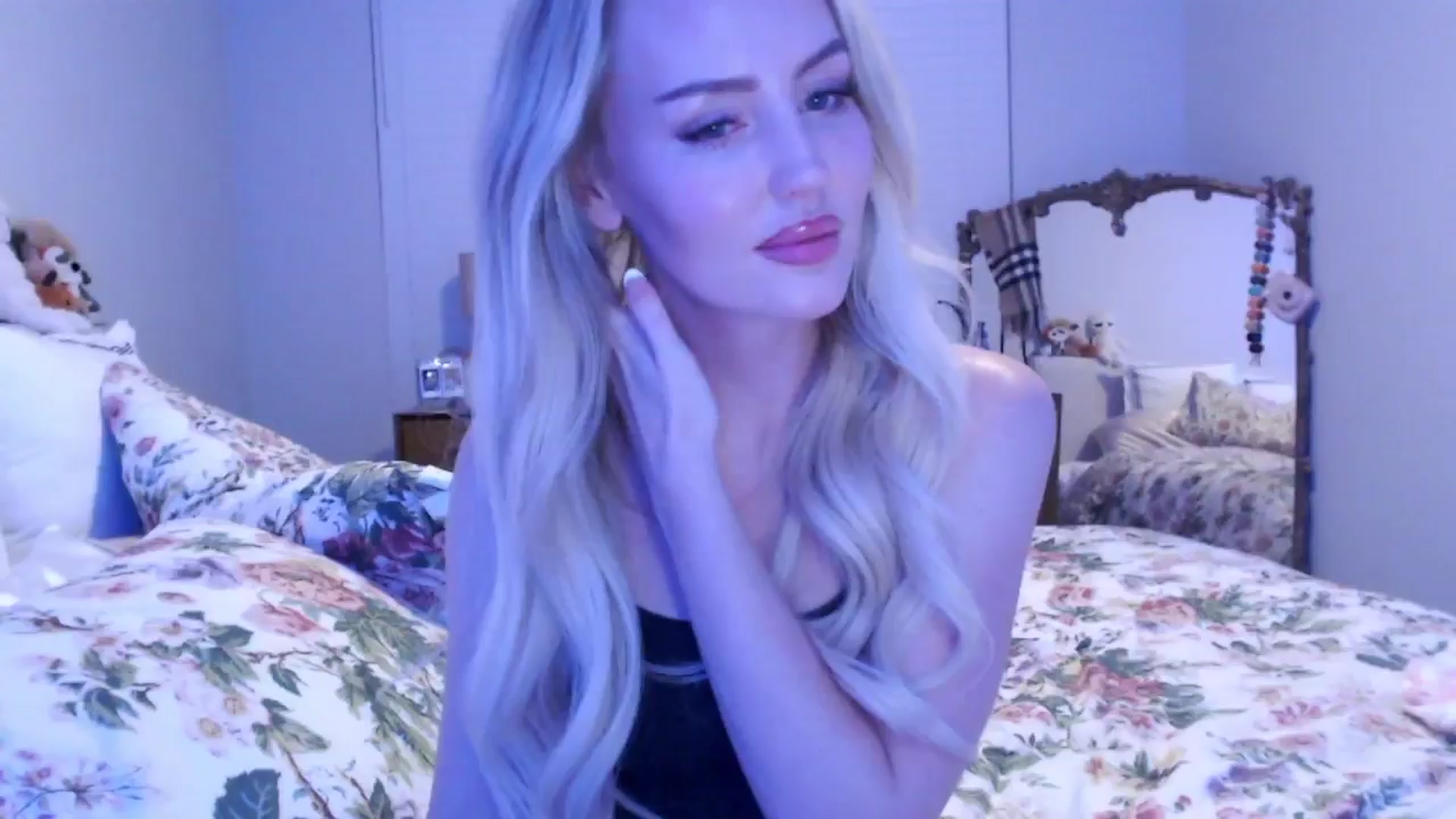 Gallery image thumbnail from Officialelsa's myfreecams stream on, 12/16/2024, 05:34 image 16 of 20