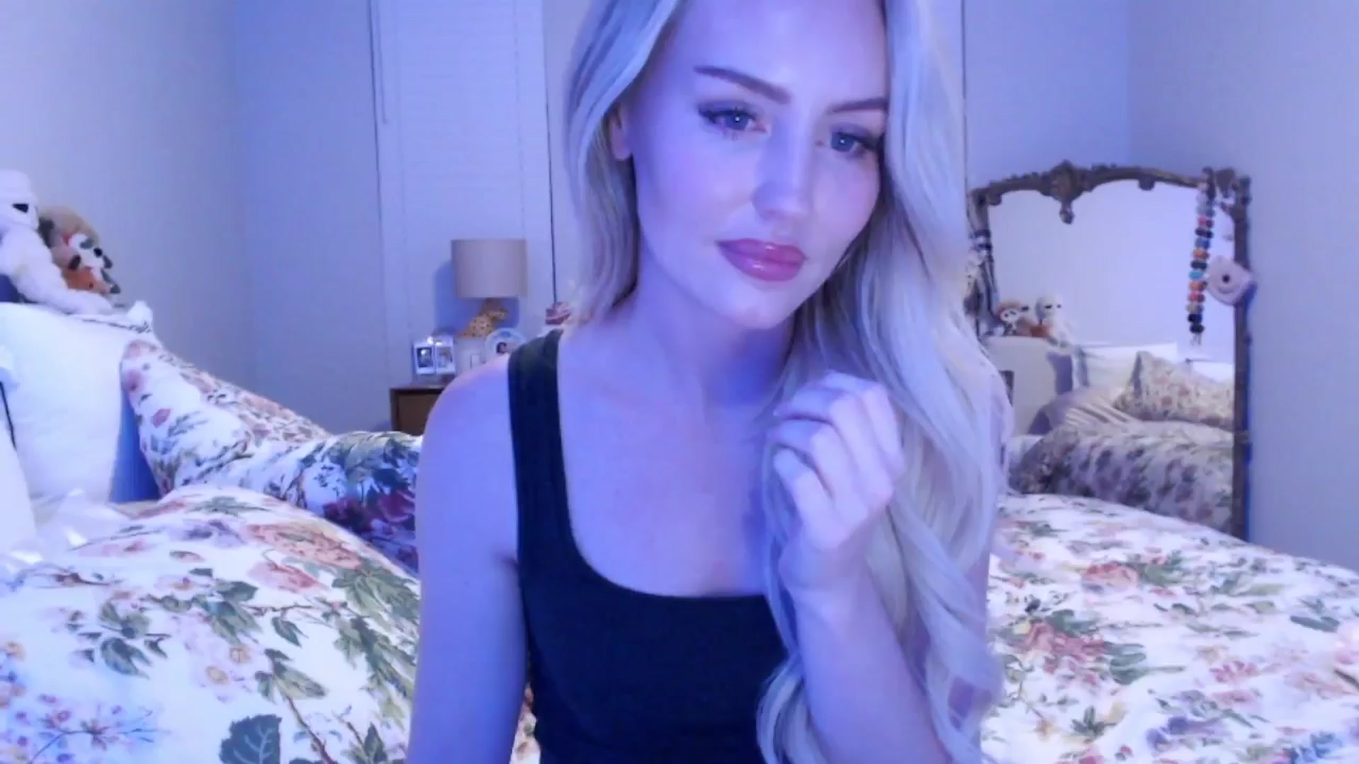Gallery image thumbnail from Officialelsa's myfreecams stream on, 12/16/2024, 05:34 image 18 of 20