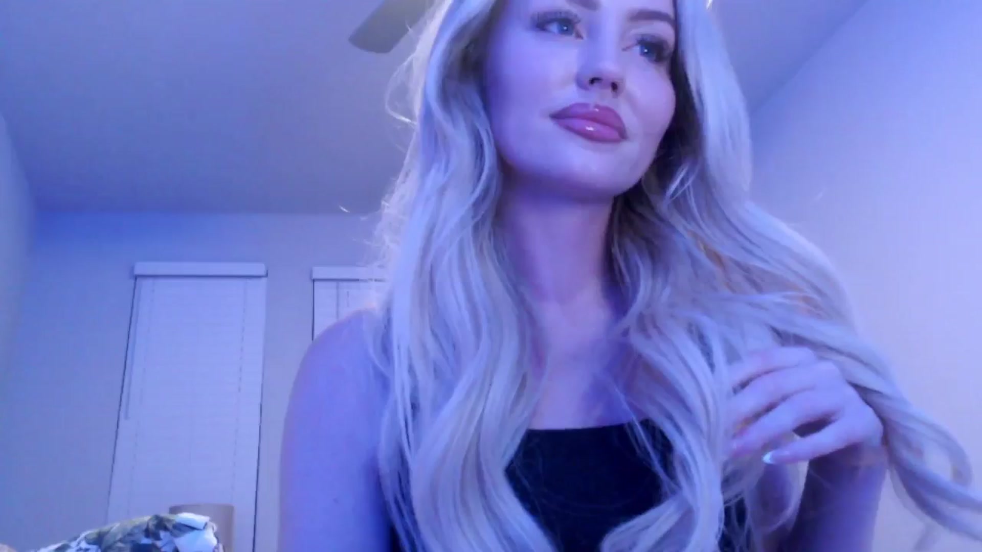 Gallery image thumbnail from Officialelsa's myfreecams stream on, 12/16/2024, 05:34 image 5 of 20
