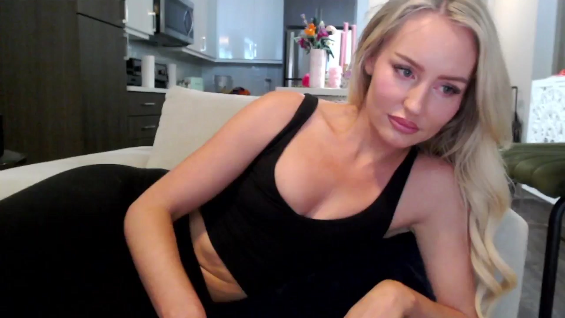 Gallery image thumbnail from Officialelsa's myfreecams stream on, 12/17/2024, 22:41 image 9 of 20