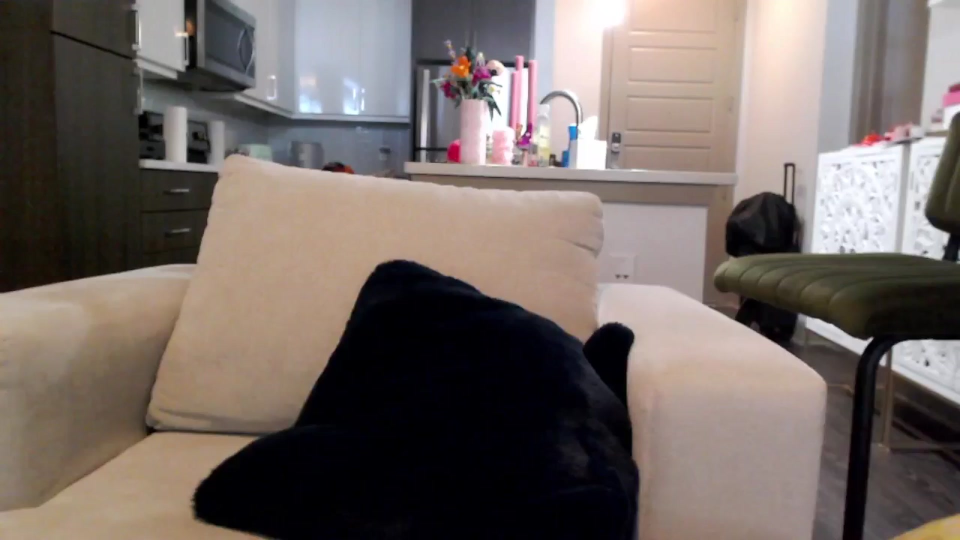 Gallery image thumbnail from Officialelsa's myfreecams stream on, 12/17/2024, 22:41 image 14 of 20