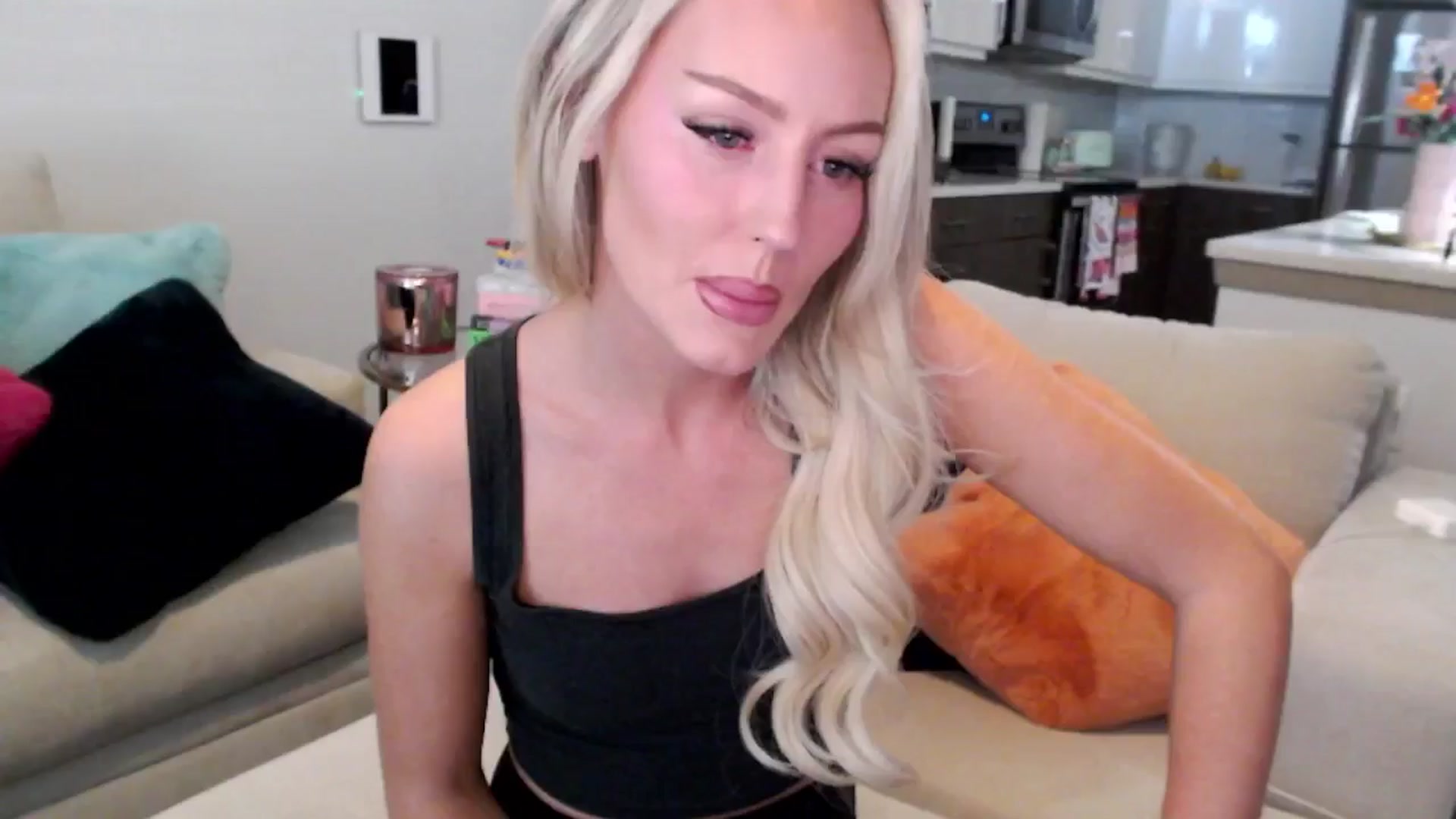 Gallery image thumbnail from Officialelsa's myfreecams stream on, 12/30/2024, 22:10 image 17 of 20