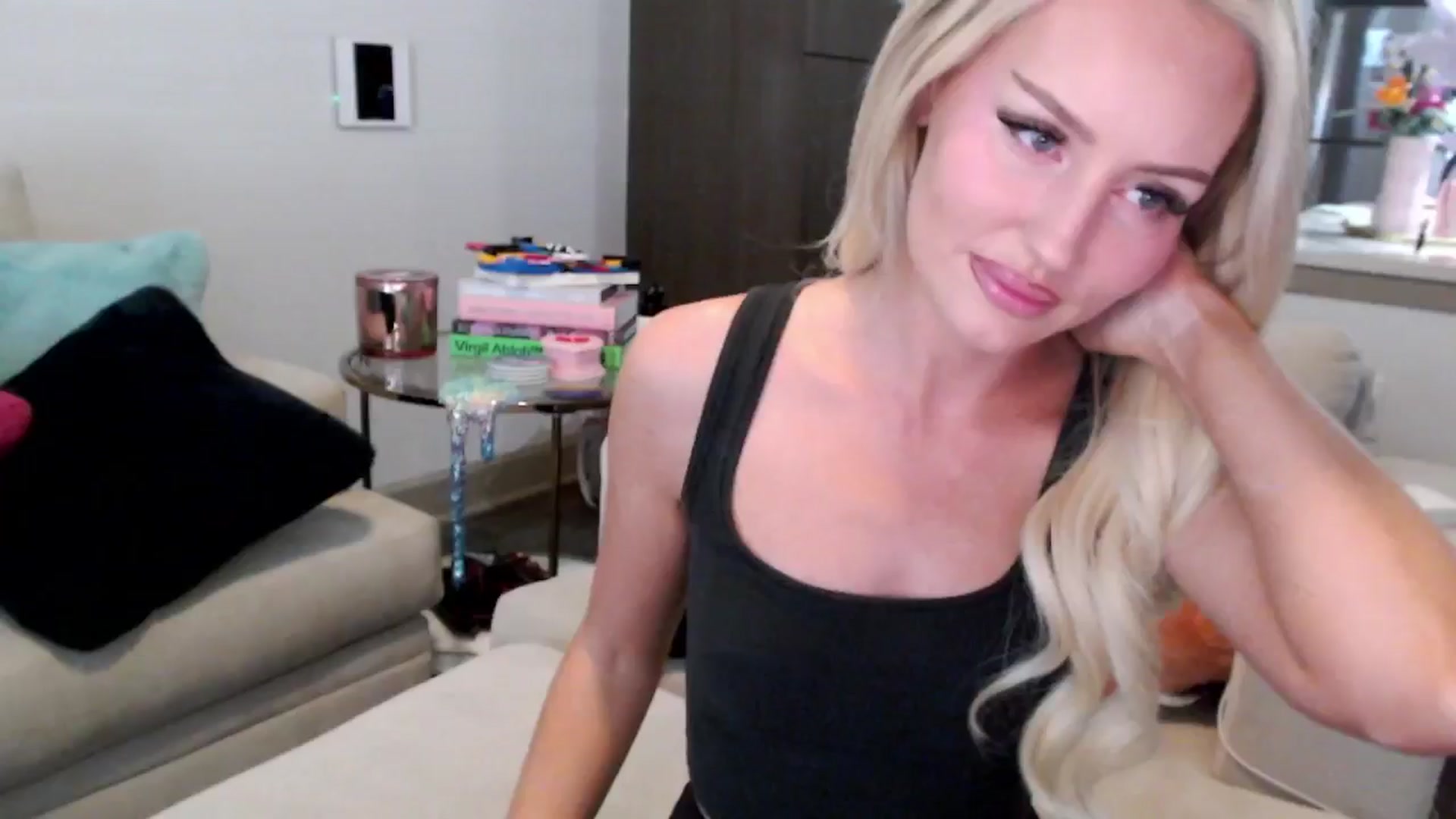 Gallery image thumbnail from Officialelsa's myfreecams stream on, 12/30/2024, 22:10 image 20 of 20