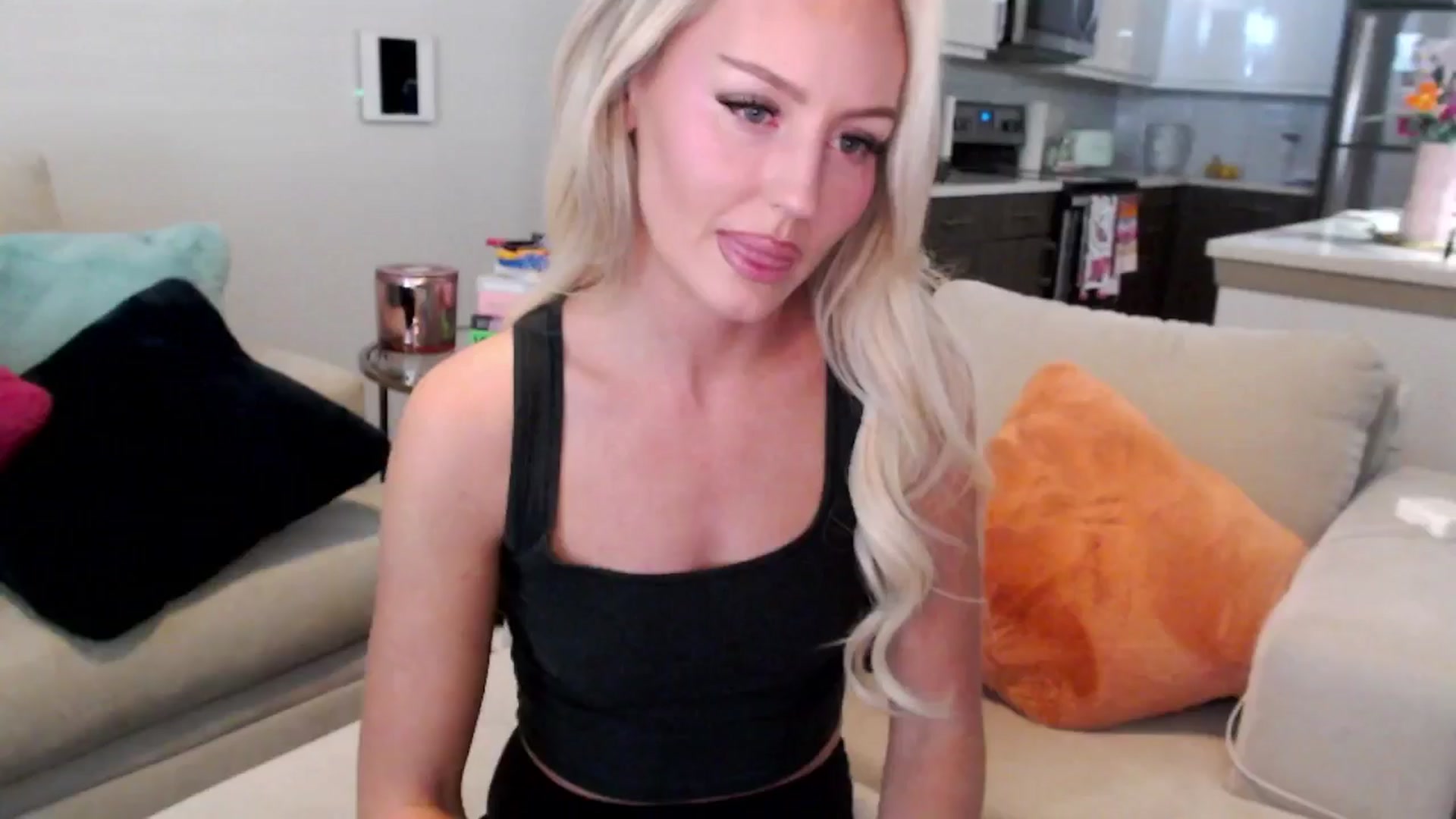 Gallery image thumbnail from Officialelsa's myfreecams stream on, 12/30/2024, 22:10 image 15 of 20