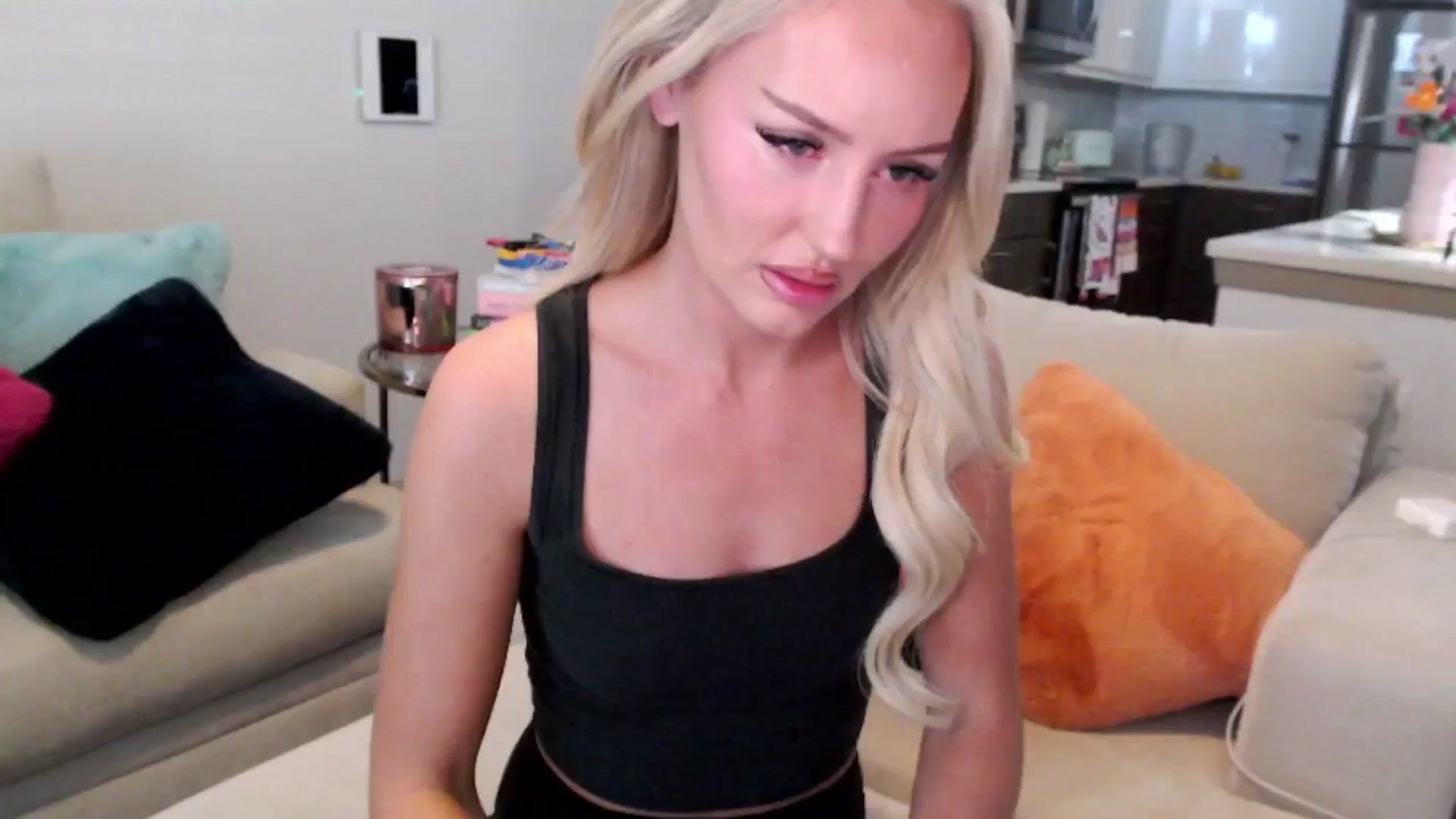 Gallery image thumbnail from Officialelsa's myfreecams stream on, 12/30/2024, 22:10 image 14 of 20