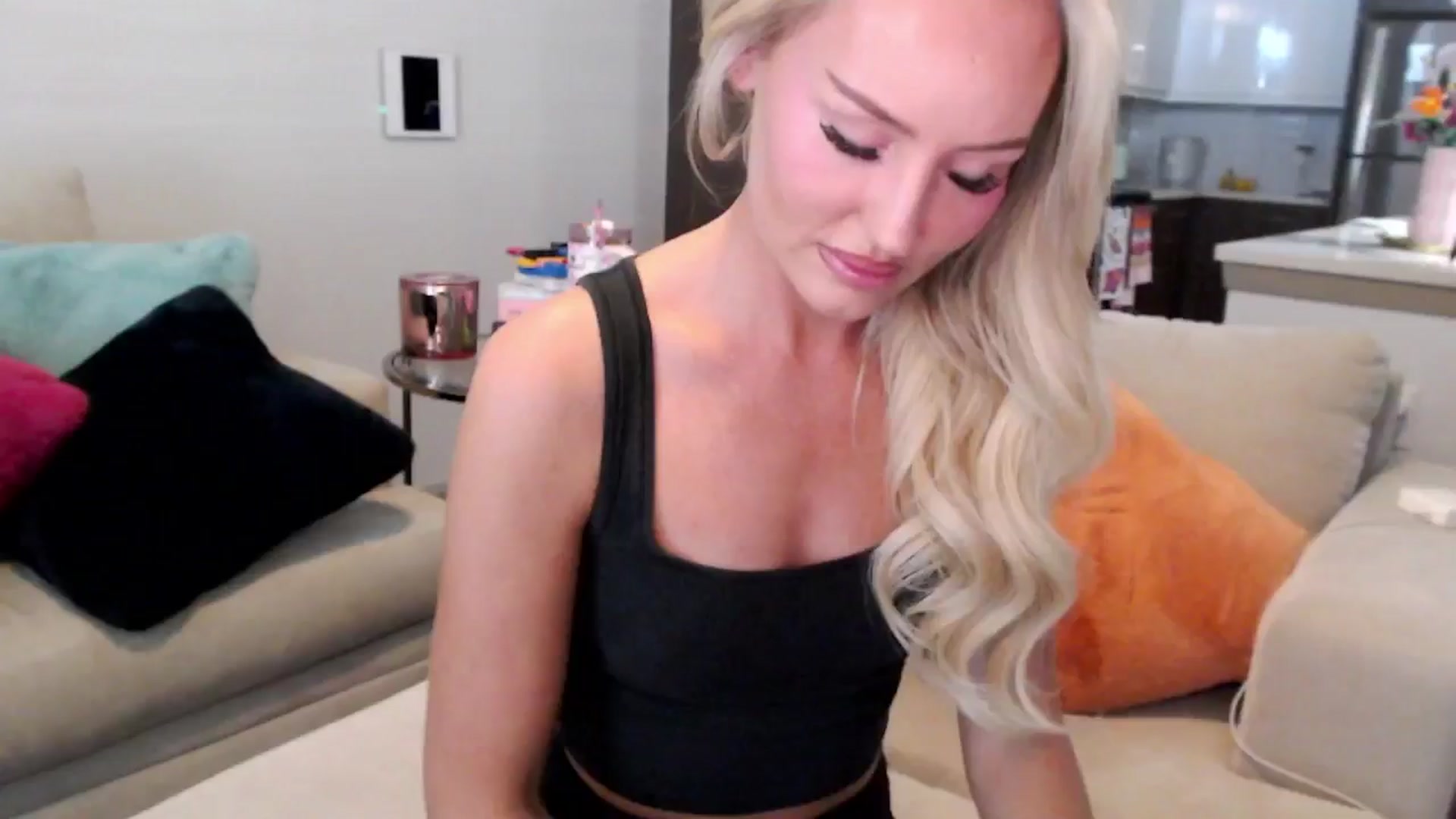 Gallery image thumbnail from Officialelsa's myfreecams stream on, 12/30/2024, 22:10 image 8 of 20