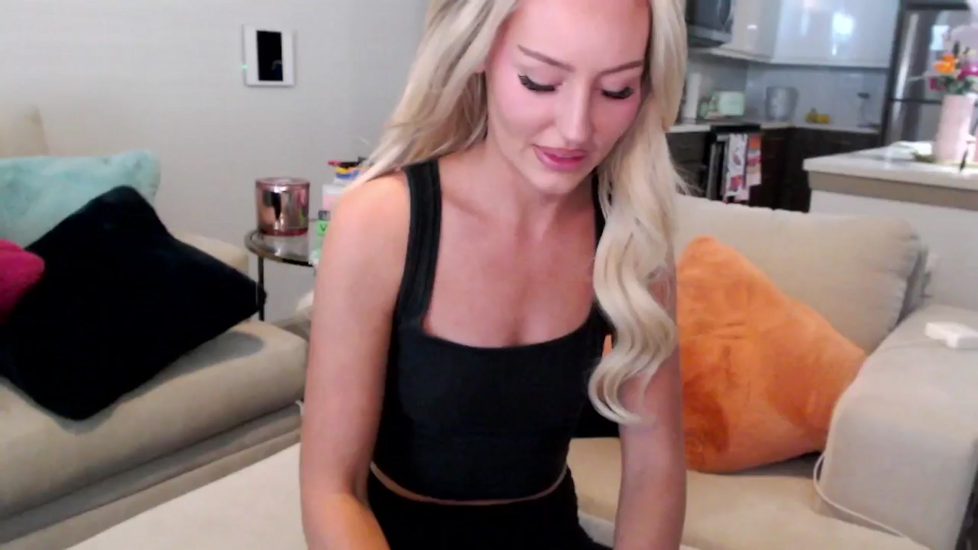 Gallery image thumbnail from Officialelsa's myfreecams stream on, 12/30/2024, 22:10 image 11 of 20