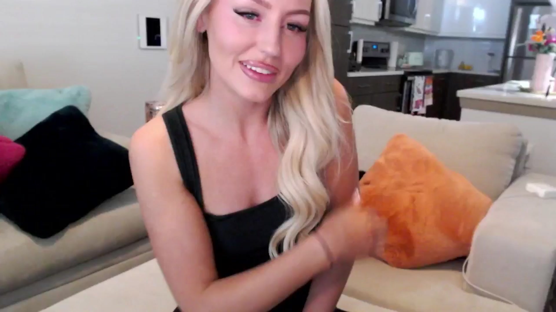 Gallery image thumbnail from Officialelsa's myfreecams stream on, 12/30/2024, 22:10 image 12 of 20
