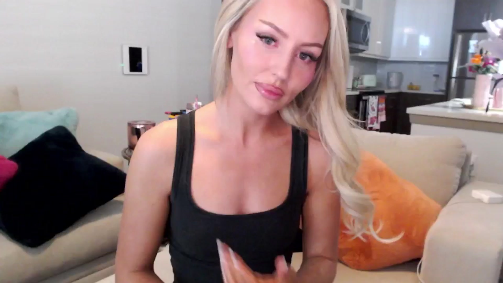 Gallery image thumbnail from Officialelsa's myfreecams stream on, 12/30/2024, 22:10 image 3 of 20