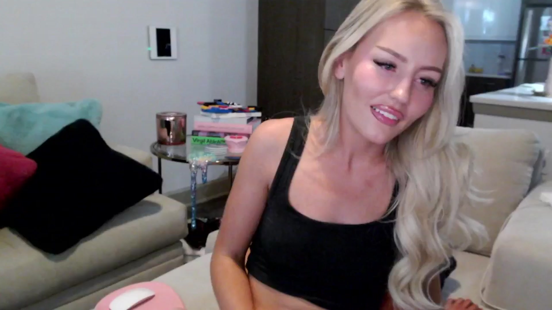 Gallery image thumbnail from Officialelsa's myfreecams stream on, 12/30/2024, 23:23 image 17 of 20
