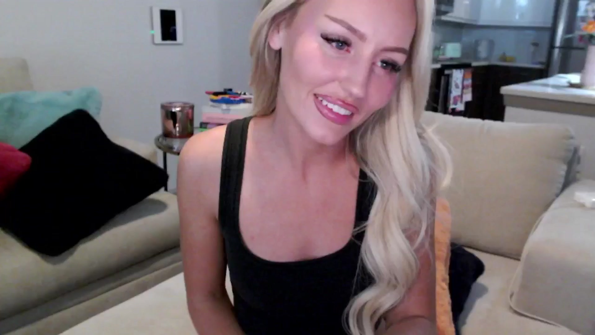 Gallery image thumbnail from Officialelsa's myfreecams stream on, 12/30/2024, 23:23 image 19 of 20