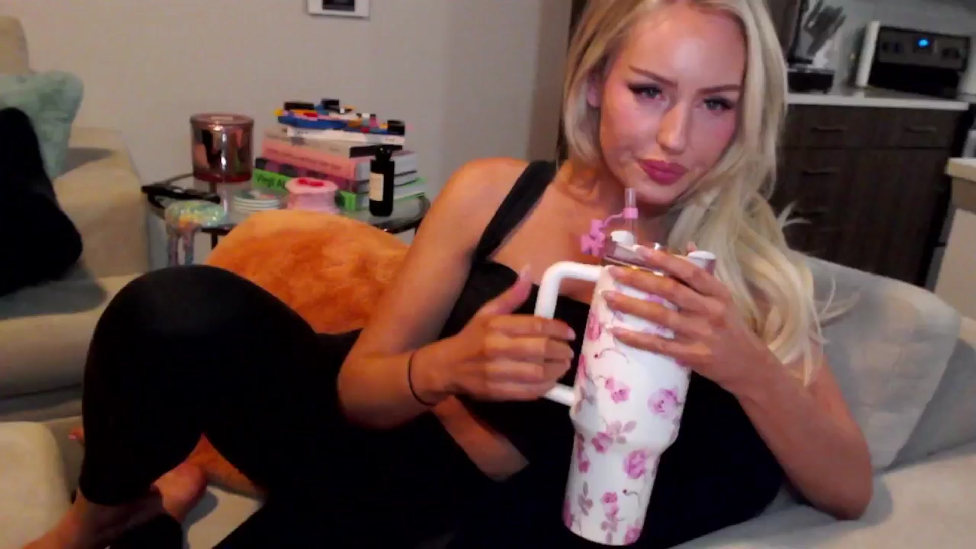 Gallery image thumbnail from Officialelsa's myfreecams stream on, 12/31/2024, 08:00 image 2 of 20