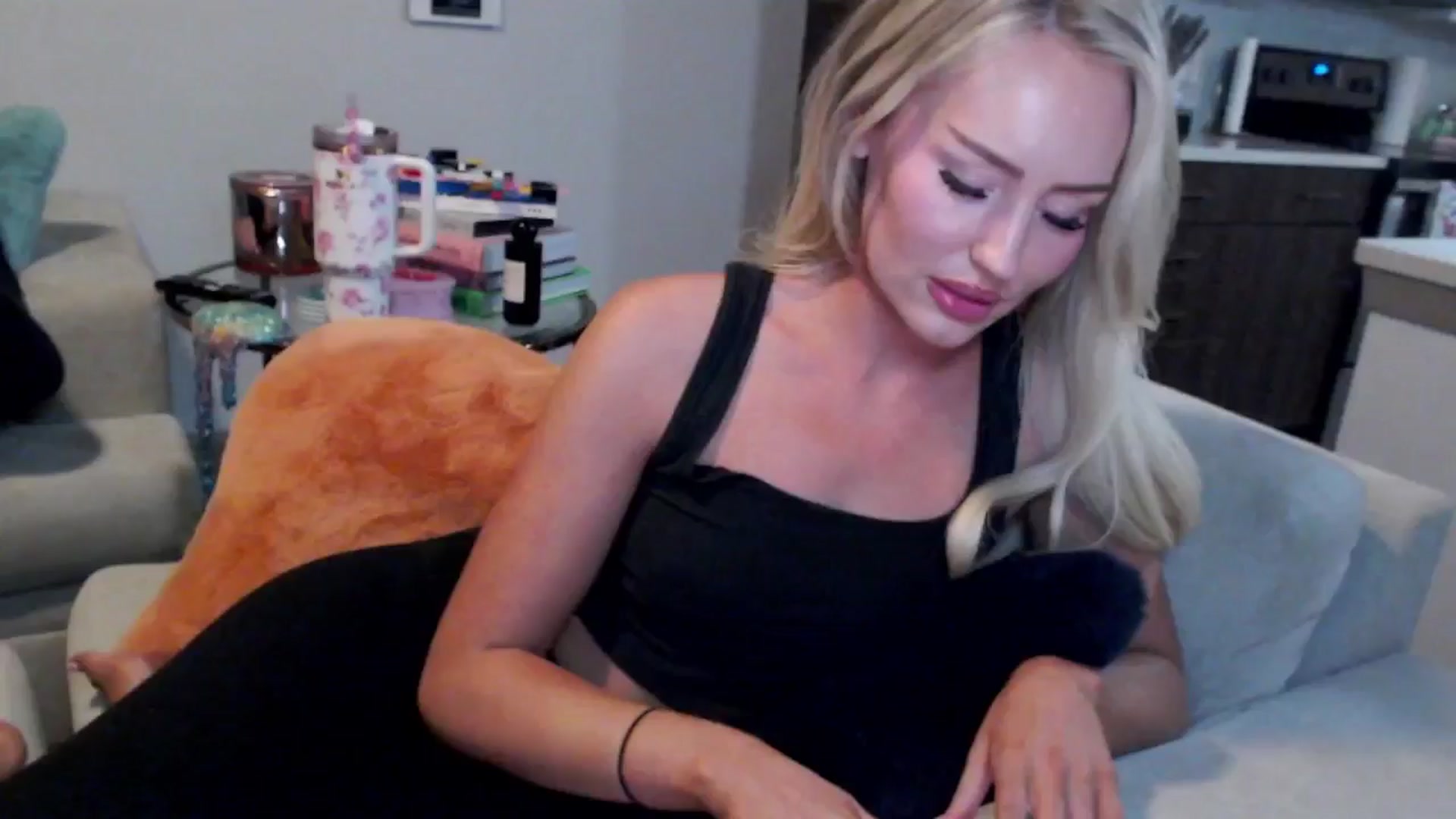 Gallery image thumbnail from Officialelsa's myfreecams stream on, 12/31/2024, 08:00 image 4 of 20