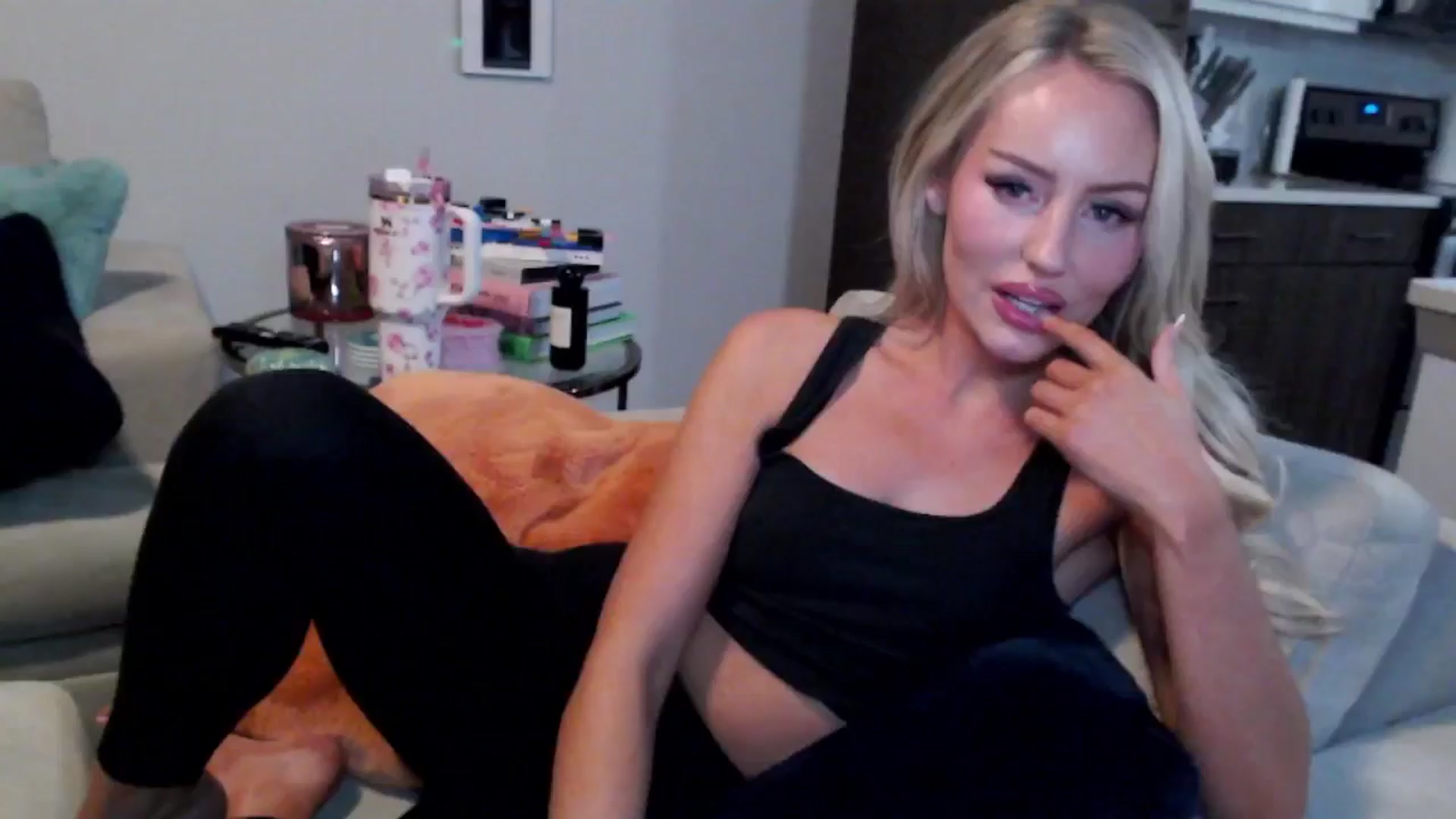 Gallery image thumbnail from Officialelsa's myfreecams stream on, 12/31/2024, 08:00 image 1 of 20