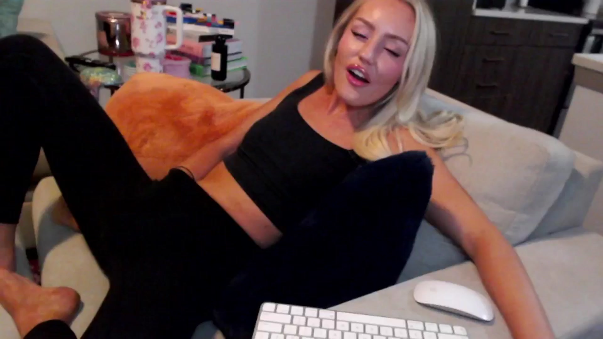 Gallery image thumbnail from Officialelsa's myfreecams stream on, 12/31/2024, 08:00 image 6 of 20