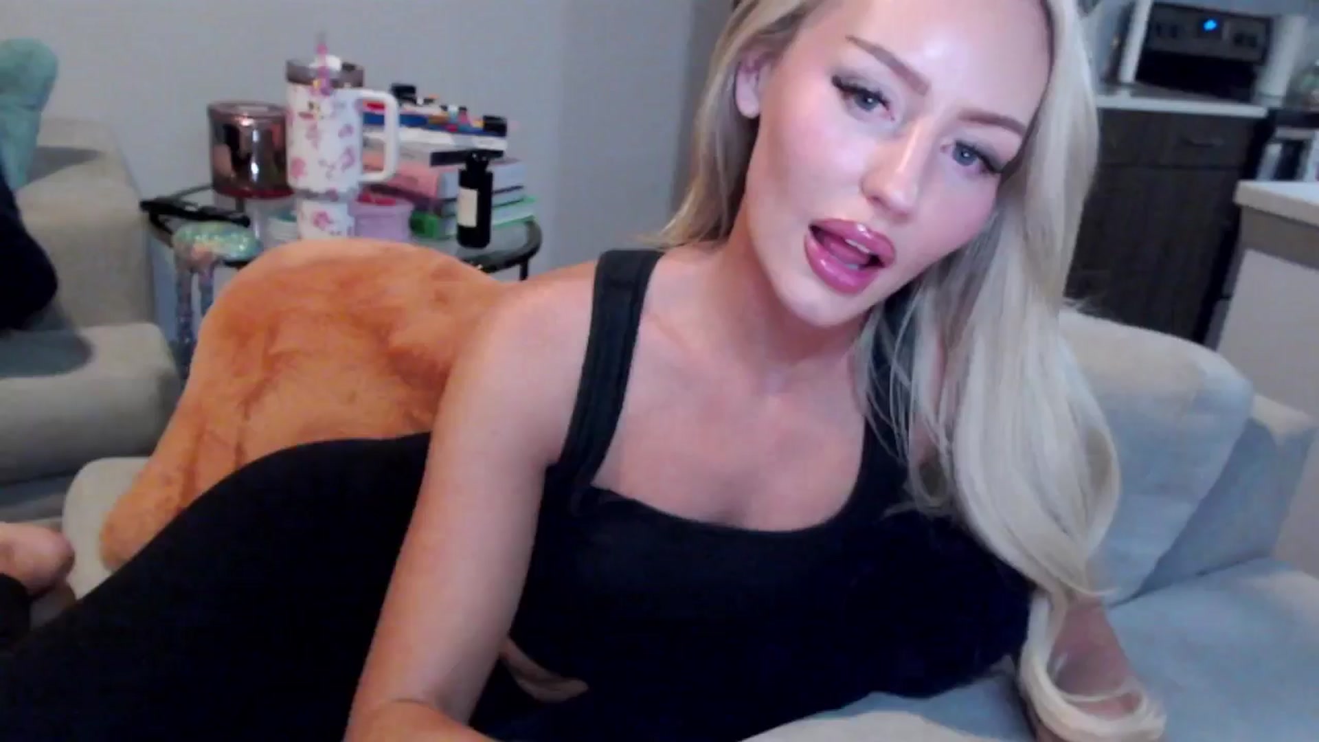 Gallery image thumbnail from Officialelsa's myfreecams stream on, 12/31/2024, 08:00 image 15 of 20