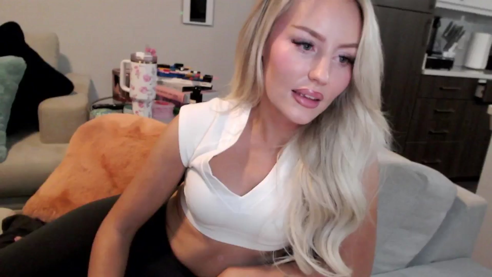 Gallery image thumbnail from Officialelsa's myfreecams stream on, 01/02/2025, 23:45 image 11 of 20