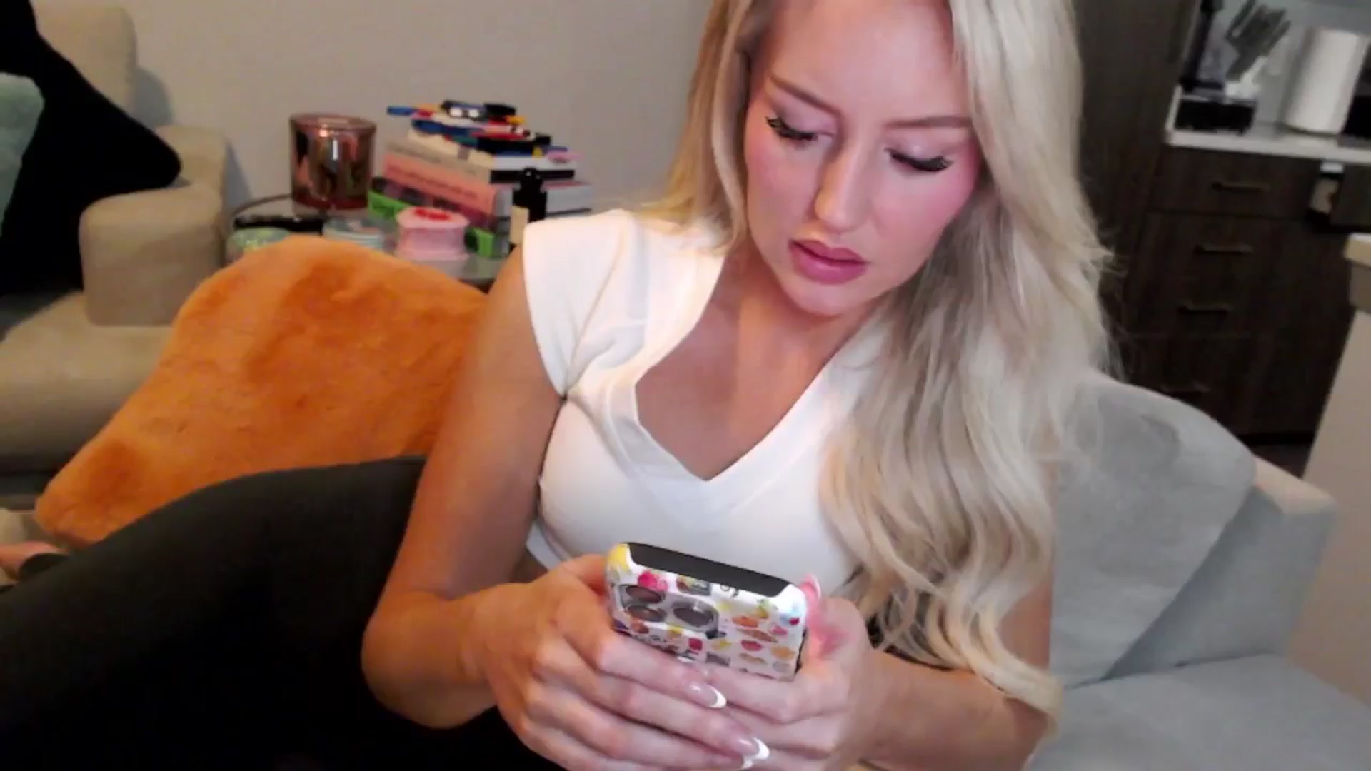 Gallery image thumbnail from Officialelsa's myfreecams stream on, 01/02/2025, 23:45 image 17 of 20