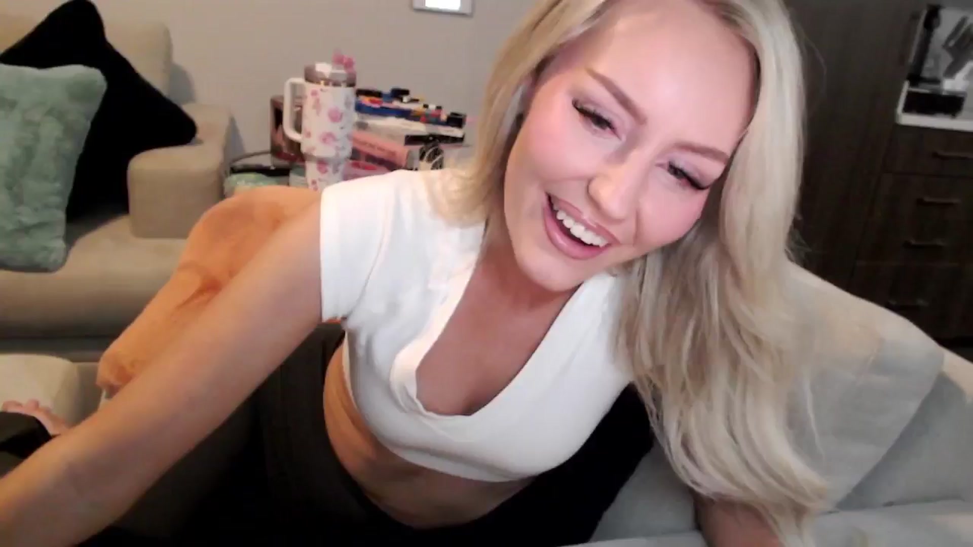 Gallery image thumbnail from Officialelsa's myfreecams stream on, 01/02/2025, 23:45 image 3 of 20