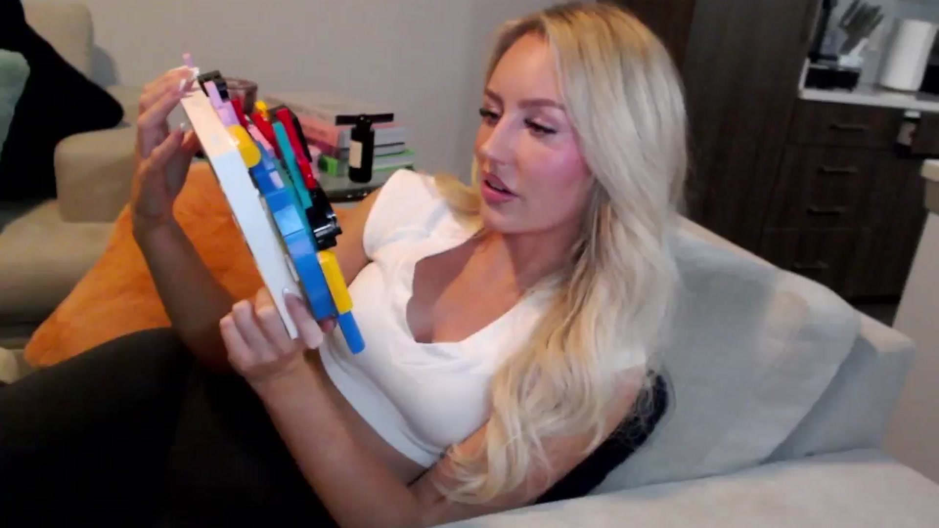 Gallery image thumbnail from Officialelsa's myfreecams stream on, 01/02/2025, 23:45 image 16 of 20