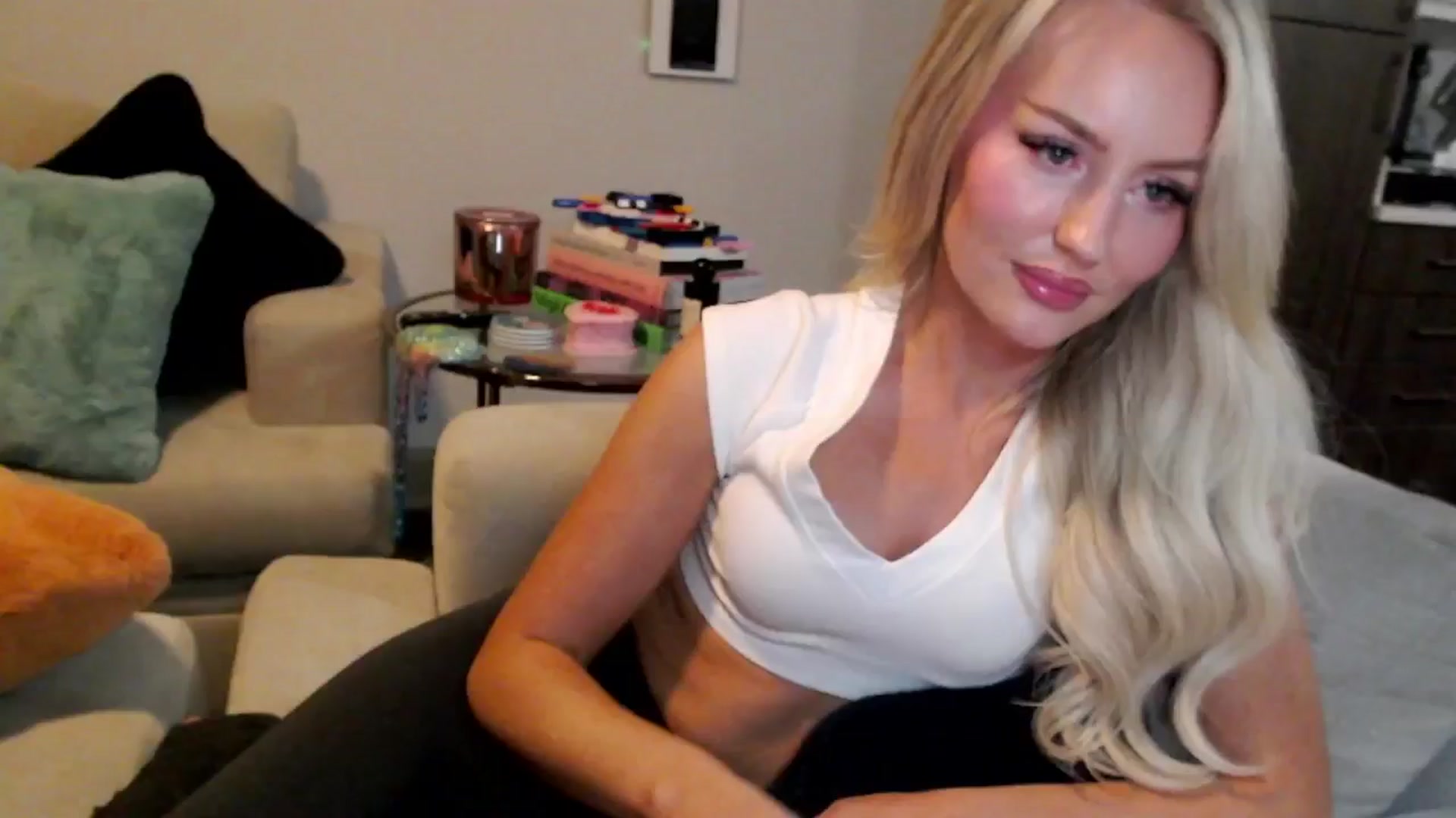 Gallery image thumbnail from Officialelsa's myfreecams stream on, 01/03/2025, 01:16 image 9 of 20