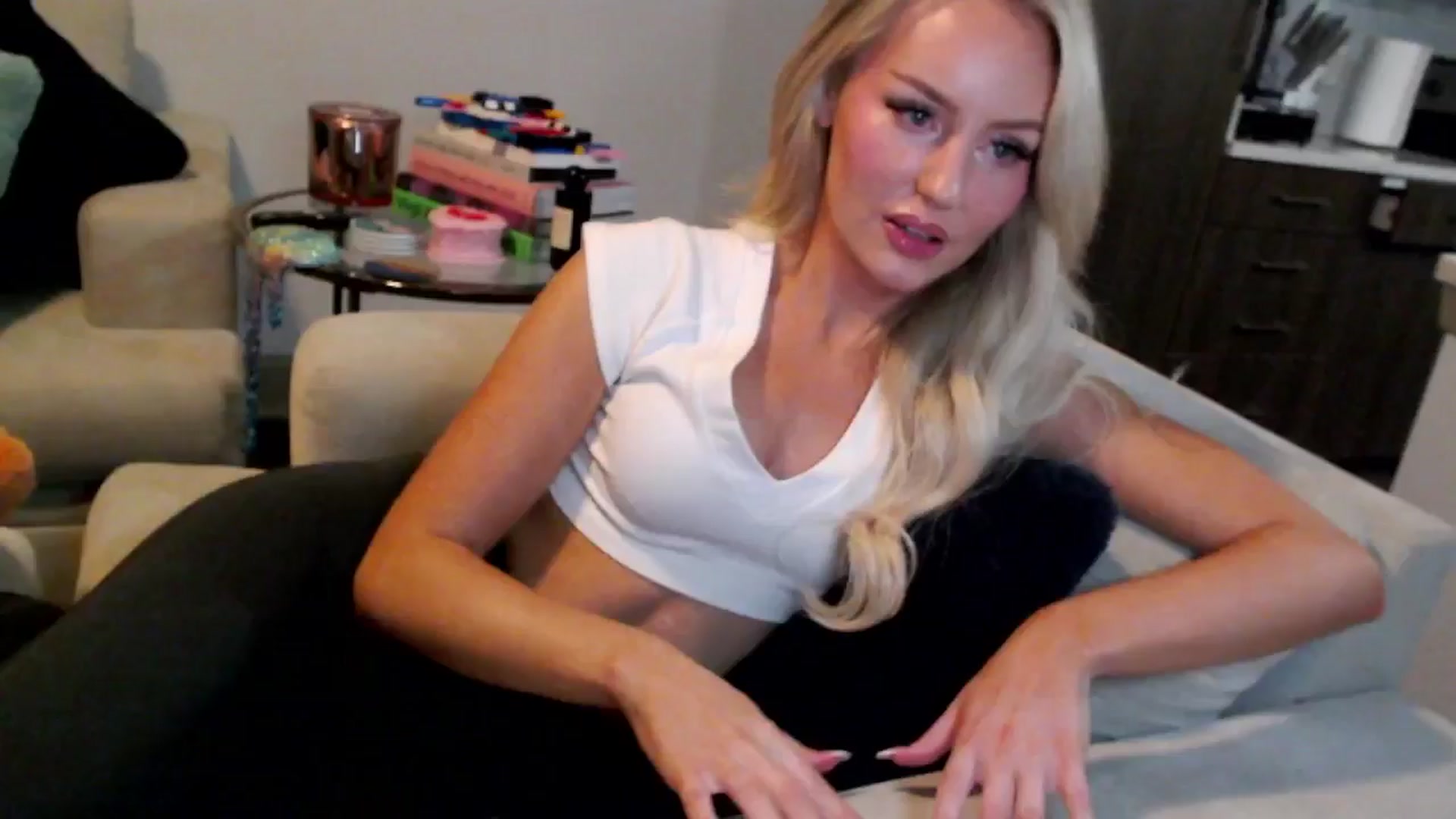 Gallery image thumbnail from Officialelsa's myfreecams stream on, 01/03/2025, 01:16 image 3 of 20