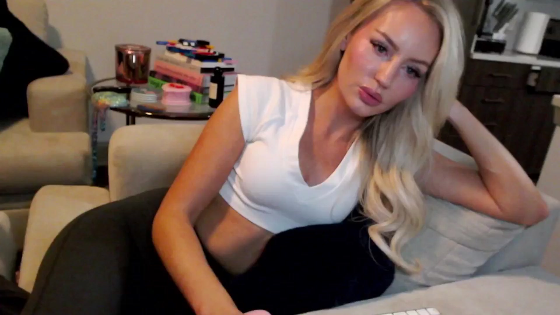 Gallery image thumbnail from Officialelsa's myfreecams stream on, 01/03/2025, 01:16 image 11 of 20