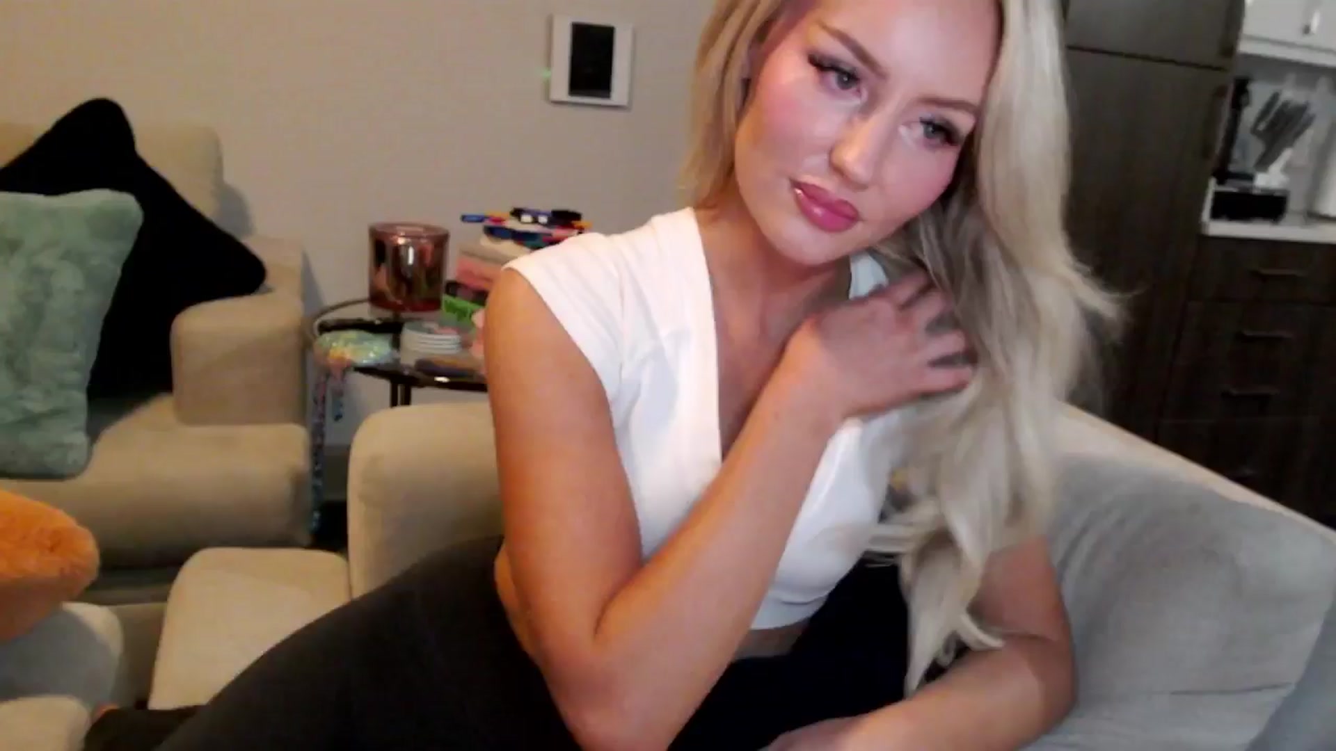 Gallery image thumbnail from Officialelsa's myfreecams stream on, 01/03/2025, 01:16 image 7 of 20