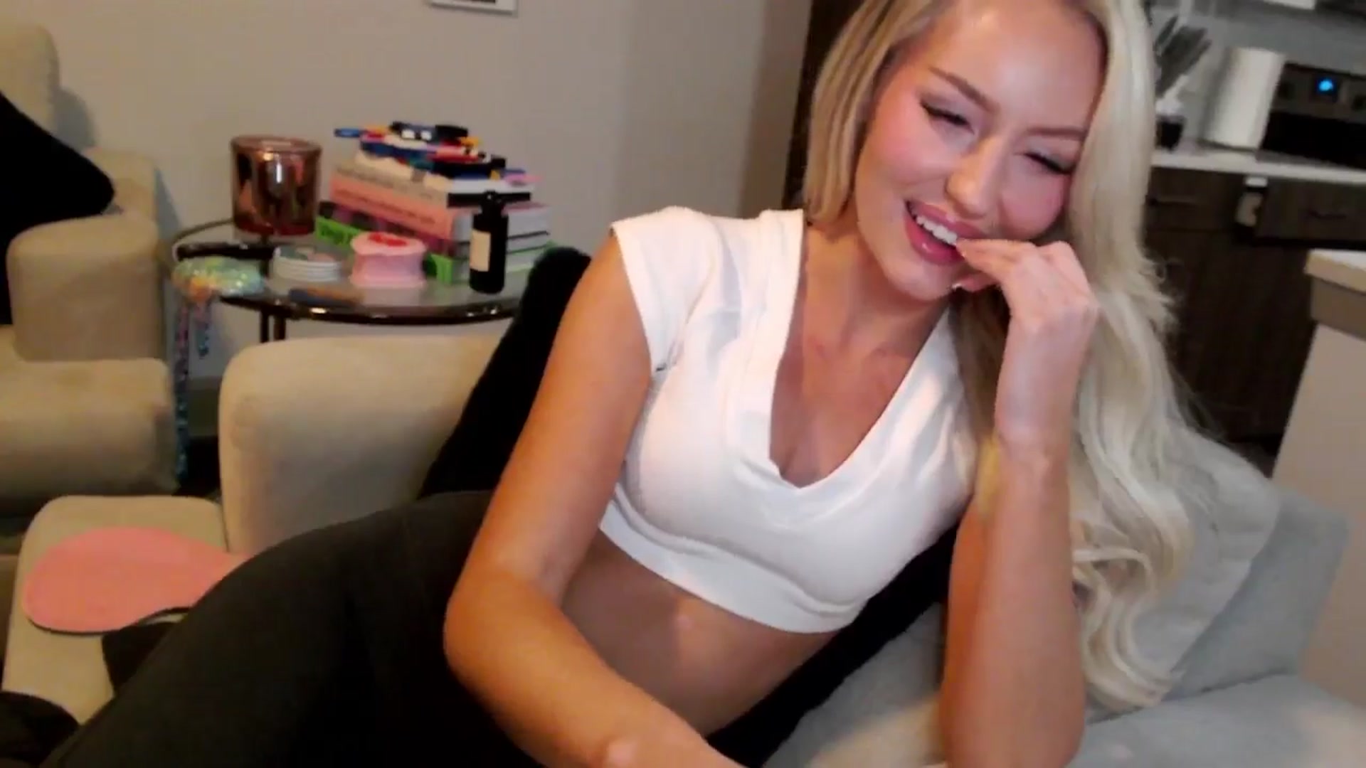 Gallery image thumbnail from Officialelsa's myfreecams stream on, 01/03/2025, 01:16 image 19 of 20
