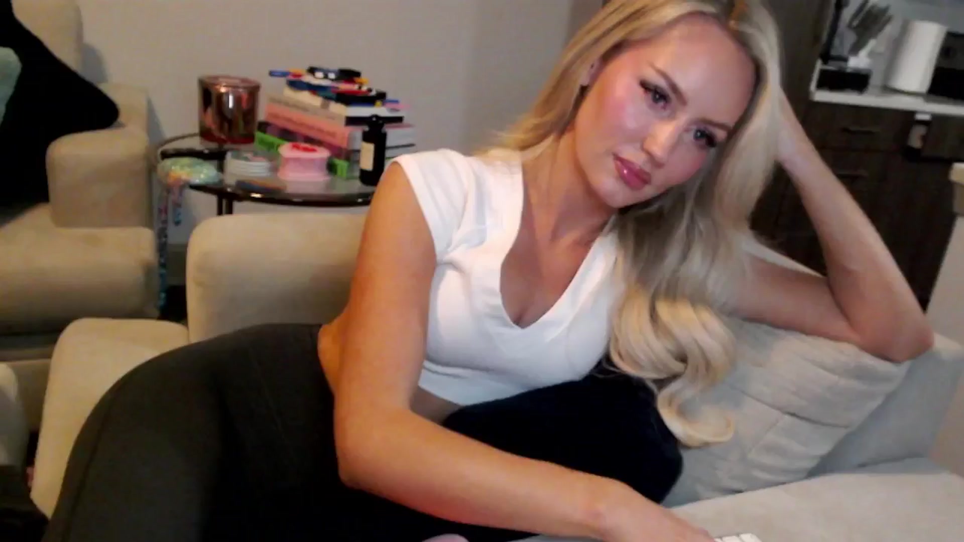 Gallery image thumbnail from Officialelsa's myfreecams stream on, 01/03/2025, 01:16 image 12 of 20